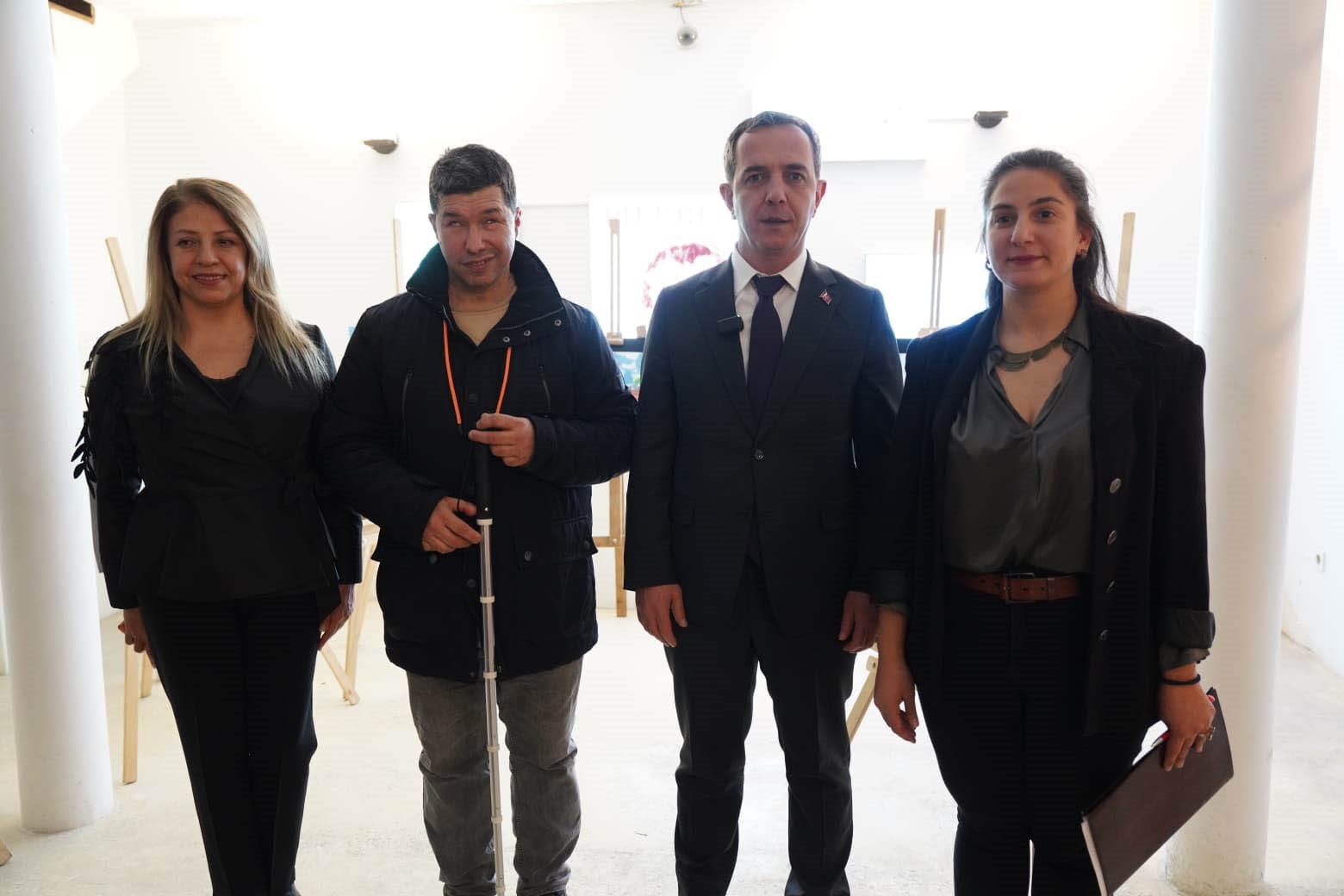 Görme Engelli Ressamın Braille tekniğiyle yaptığı resimler beğeni topladı
