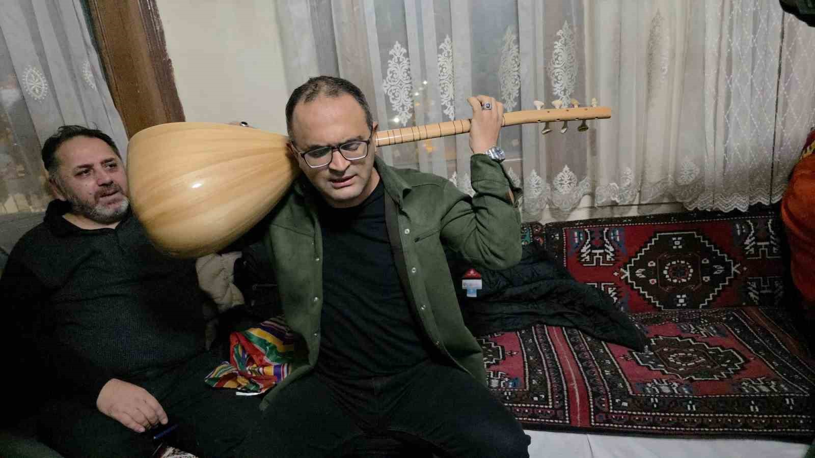 Görme engelli sanatçı sazı ensesinde çalıyor
