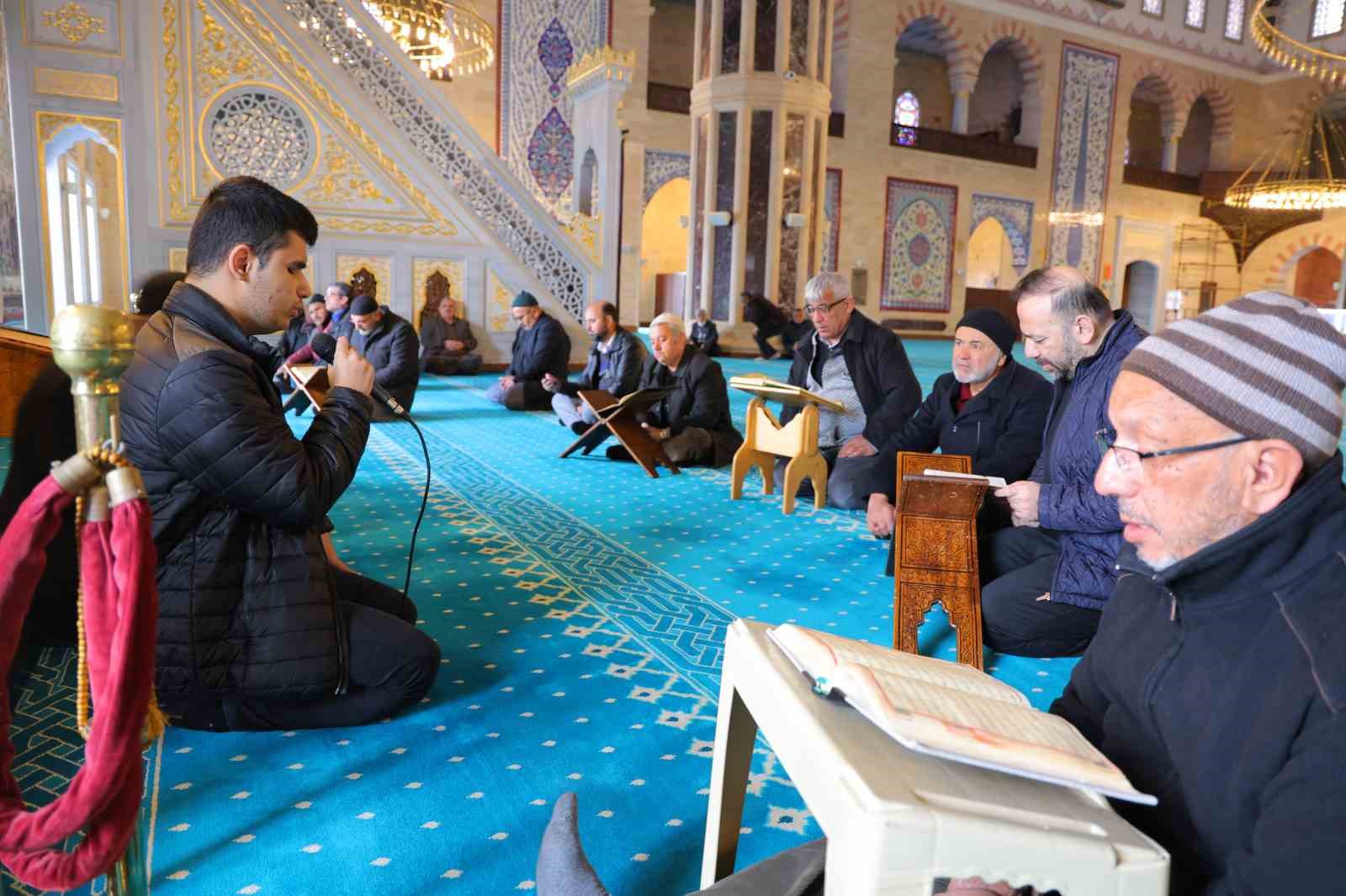 Görme engelli üç hafız Ramazan boyunca mukabele okuyor

