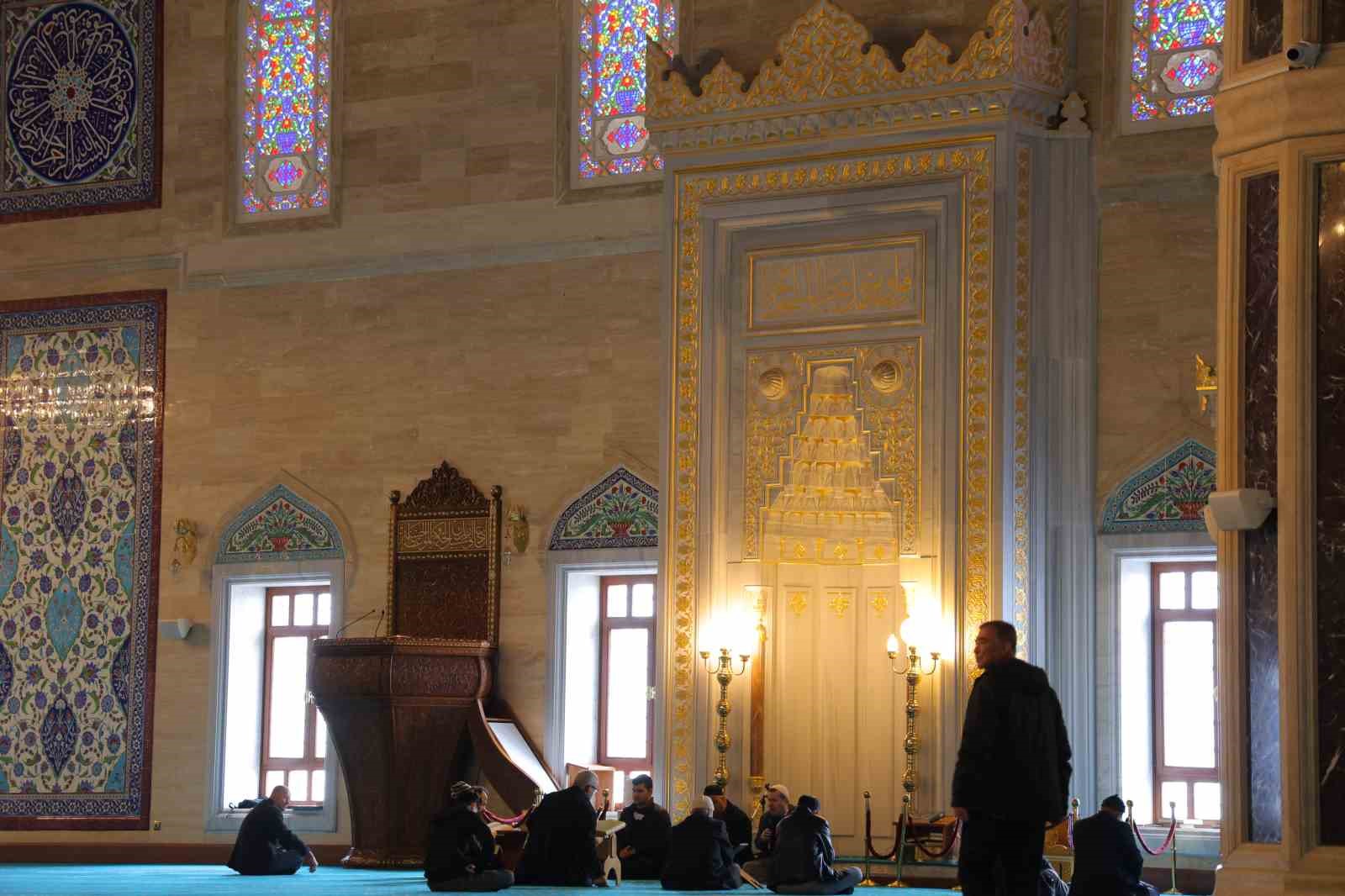 Görme engelli üç hafız Ramazan boyunca mukabele okuyor
