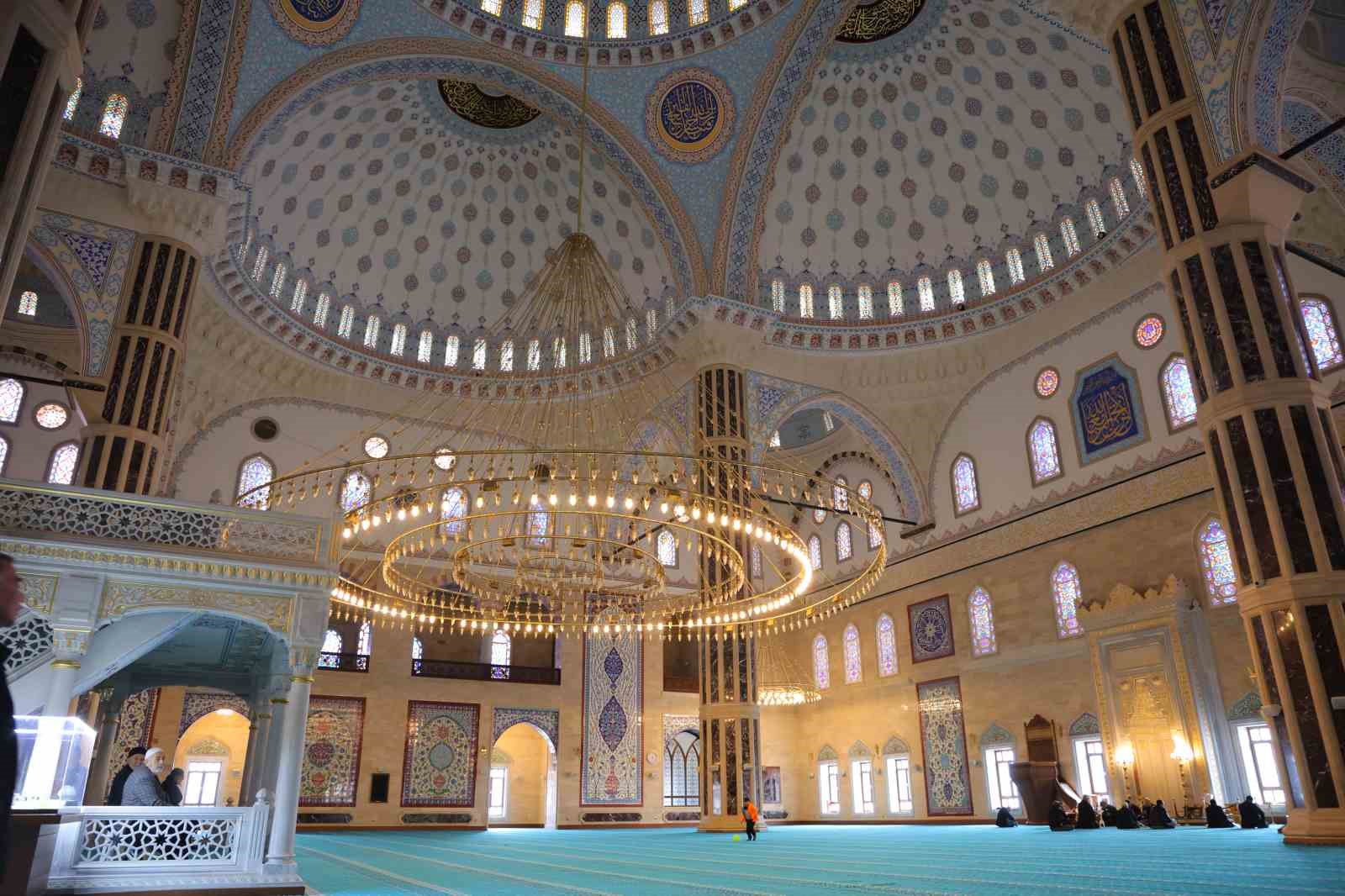 Görme engelli üç hafız Ramazan boyunca mukabele okuyor
