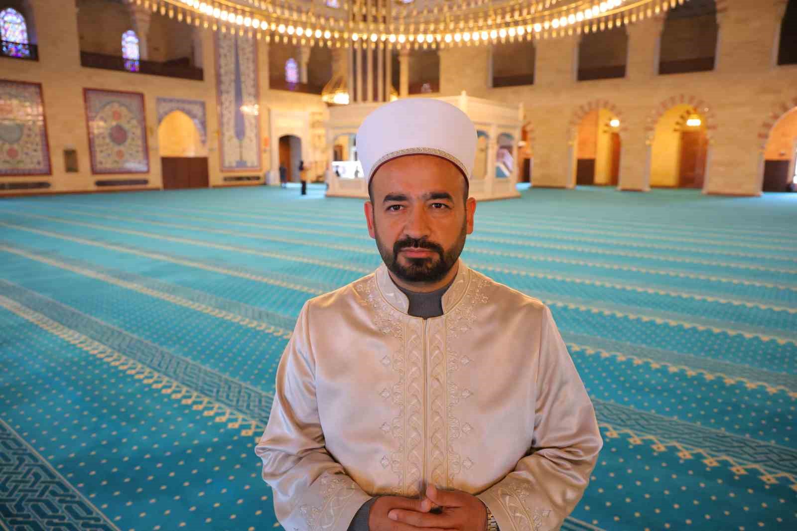 Görme engelli üç hafız Ramazan boyunca mukabele okuyor
