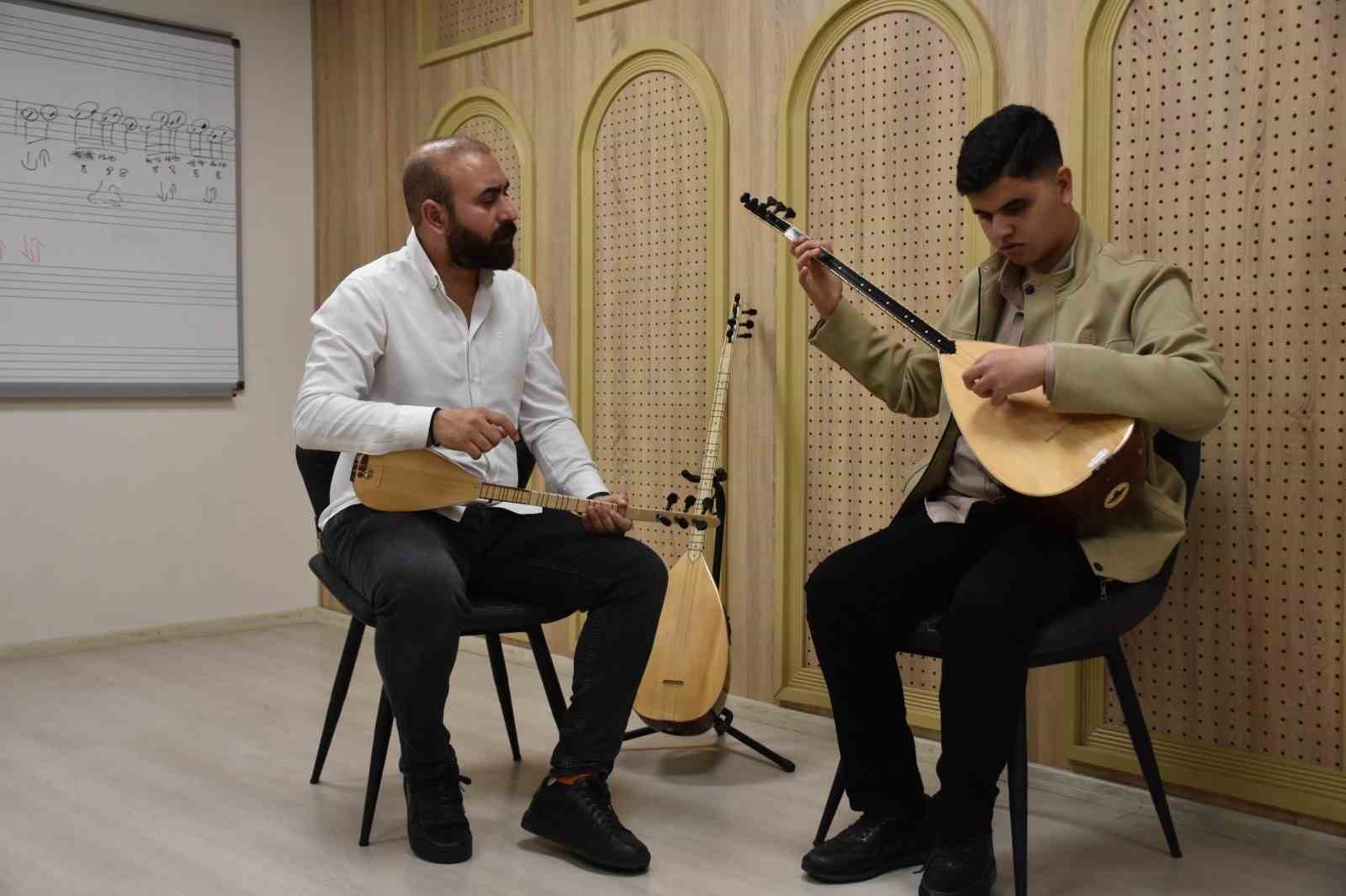 Görme engelli Umut, Aşık Veysel’in yolundan gidiyor
Görme engelli Umut, Aşık Veysel’in yolundan gidiyor