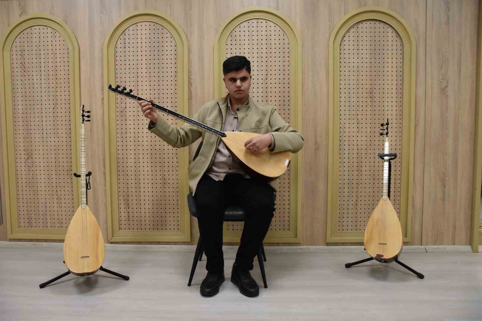 Görme engelli Umut, Aşık Veysel’in yolundan gidiyor
Görme engelli Umut, Aşık Veysel’in yolundan gidiyor