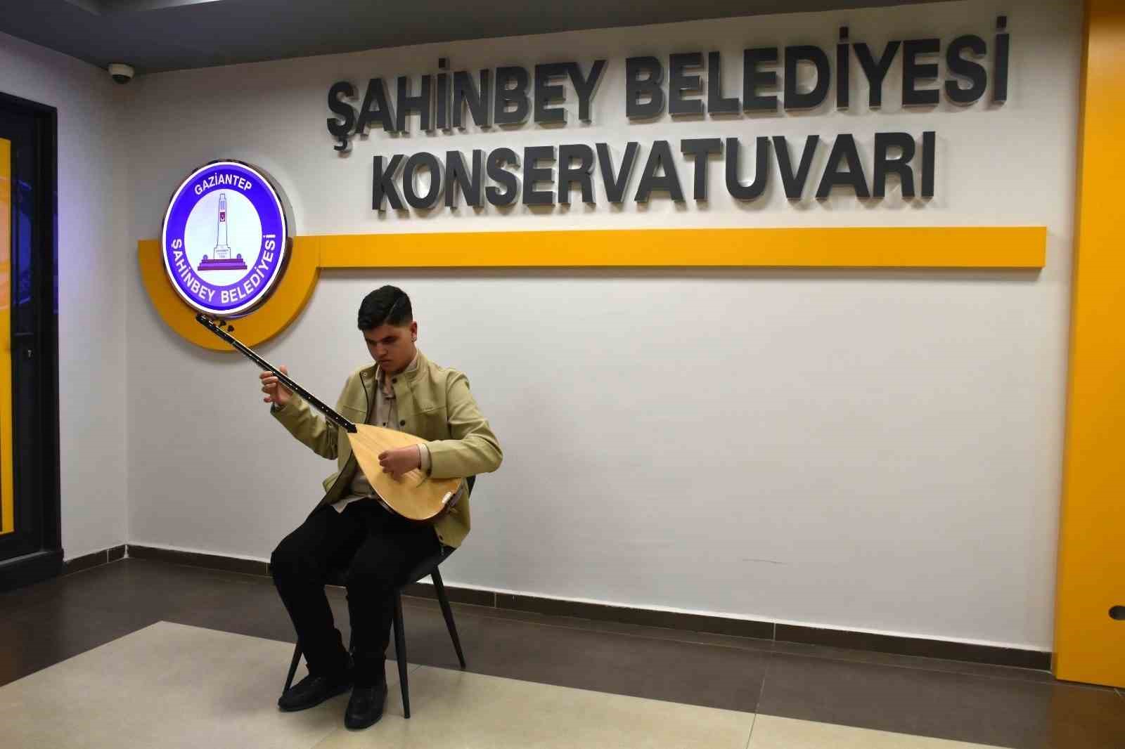 Görme engelli Umut, Aşık Veysel’in yolundan gidiyor
Görme engelli Umut, Aşık Veysel’in yolundan gidiyor