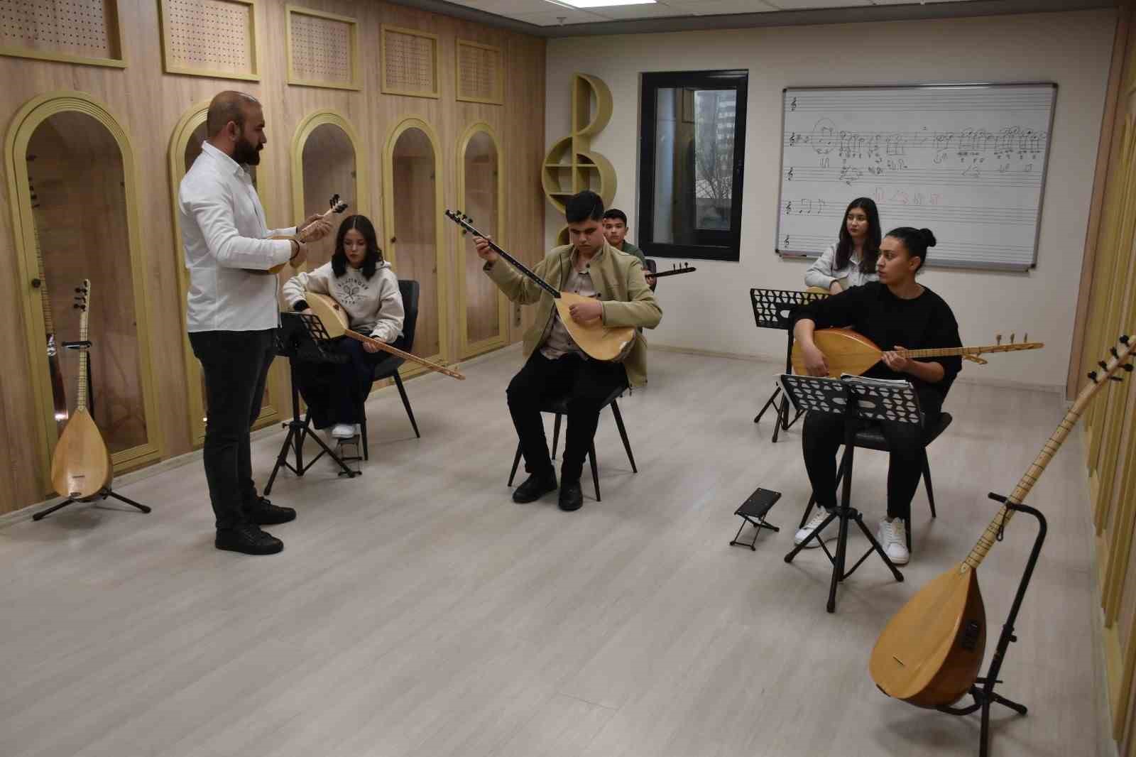 Görme engelli Umut, Aşık Veysel’in yolundan gidiyor
Görme engelli Umut, Aşık Veysel’in yolundan gidiyor