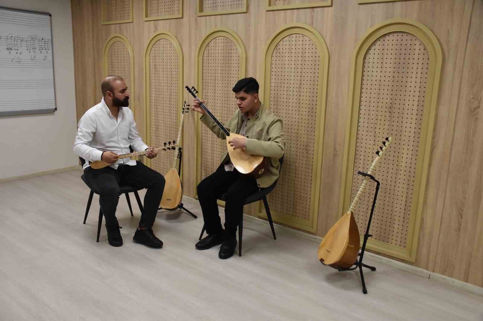 Görme engelli Umut, Aşık Veysel’in yolundan gidiyor
Görme engelli Umut, Aşık Veysel’in yolundan gidiyor