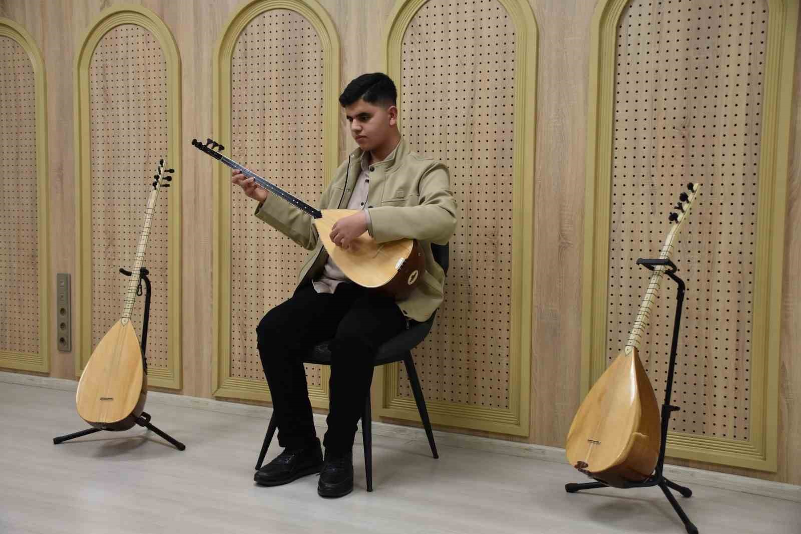 Görme engelli Umut, Aşık Veysel’in yolundan gidiyor
Görme engelli Umut, Aşık Veysel’in yolundan gidiyor