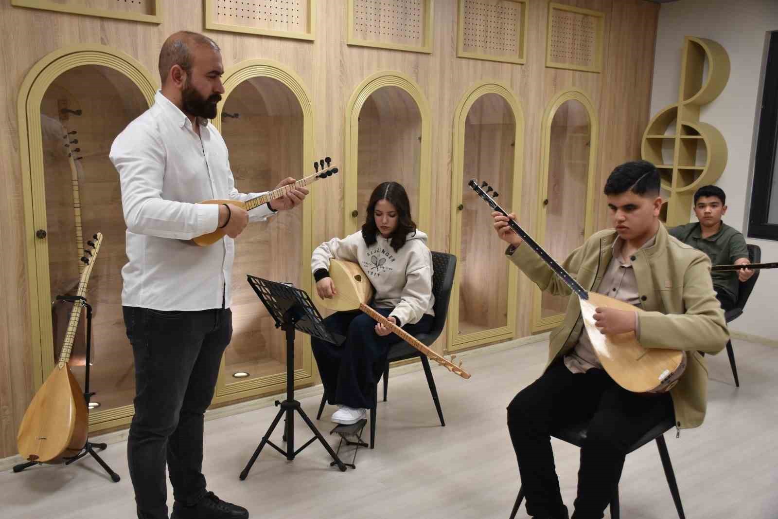 Görme engelli Umut, Aşık Veysel’in yolundan gidiyor
Görme engelli Umut, Aşık Veysel’in yolundan gidiyor
