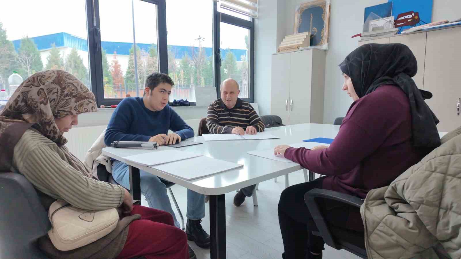 Görme engelliler Braille alfabesiyle Kur’an-ı Kerim öğreniyor
