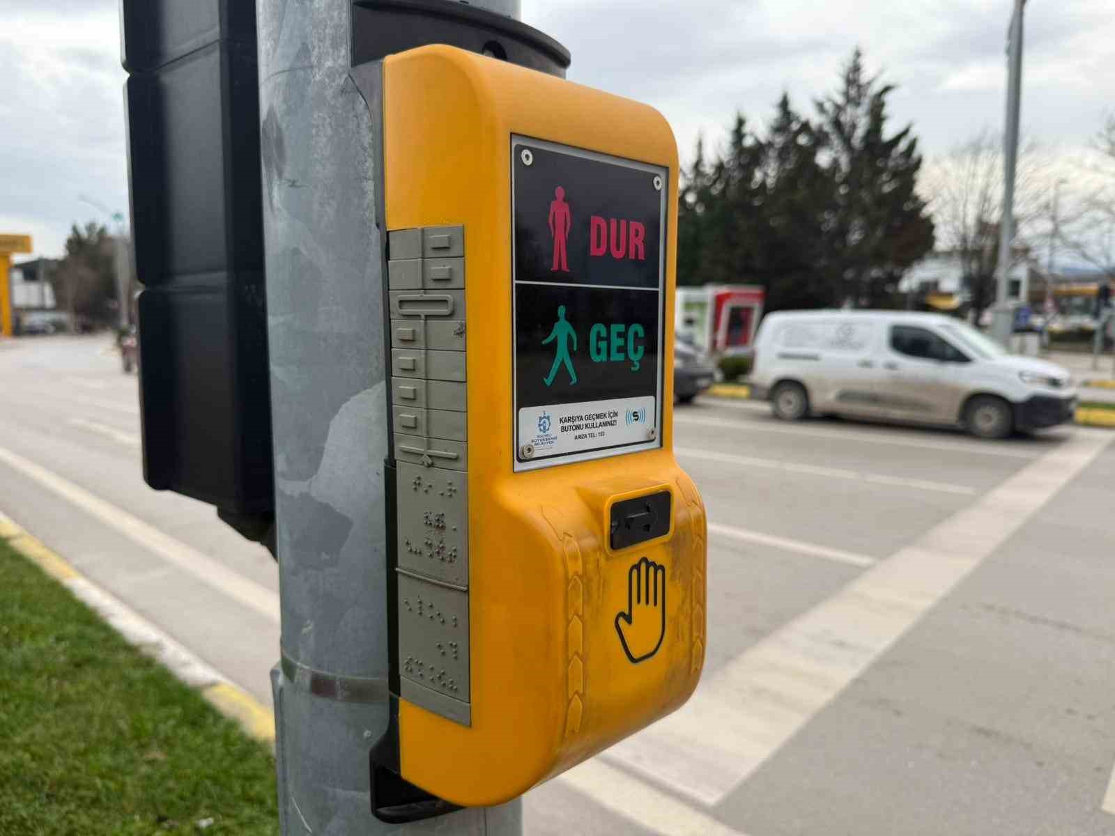 Görme engellilerin şehirdeki zorlu mücadelesi saniye saniye görüntülendi
