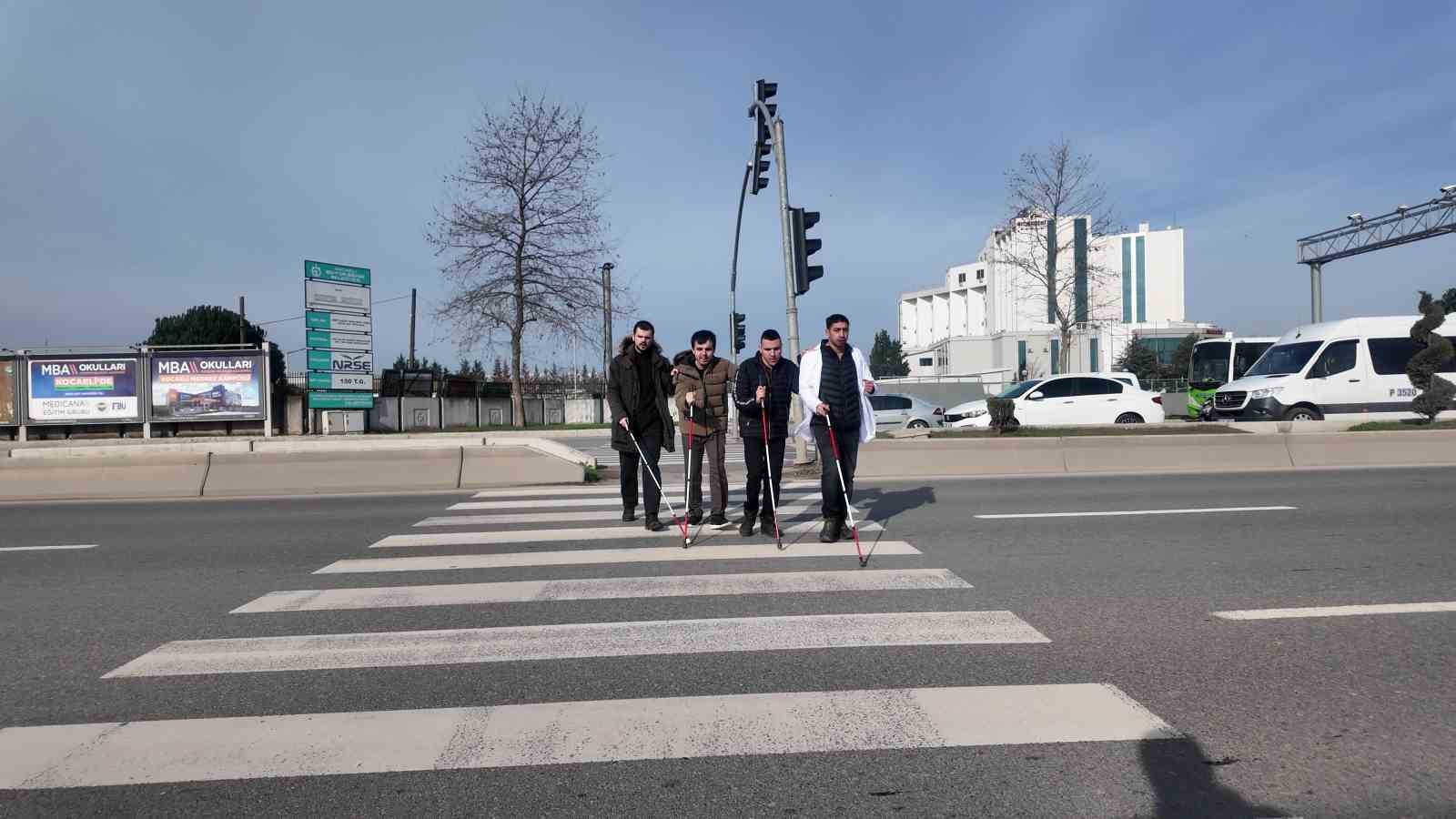 Görme engellilerin şehirdeki zorlu mücadelesi saniye saniye görüntülendi
