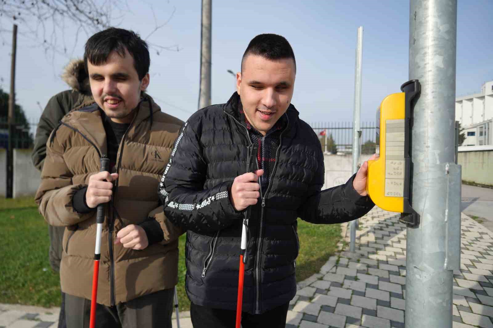 Görme engellilerin şehirdeki zorlu mücadelesi saniye saniye görüntülendi
