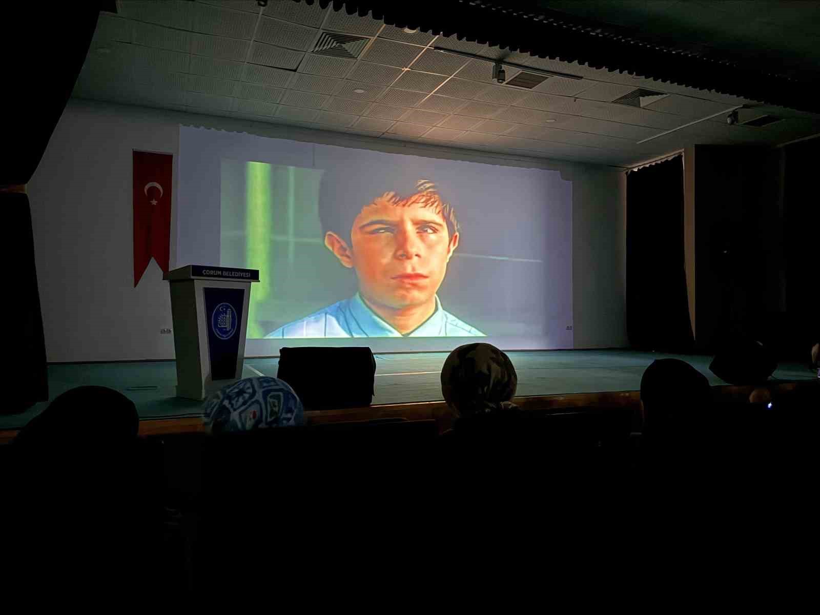 Görme görme engelliler için betimlemeli film gösterimi
