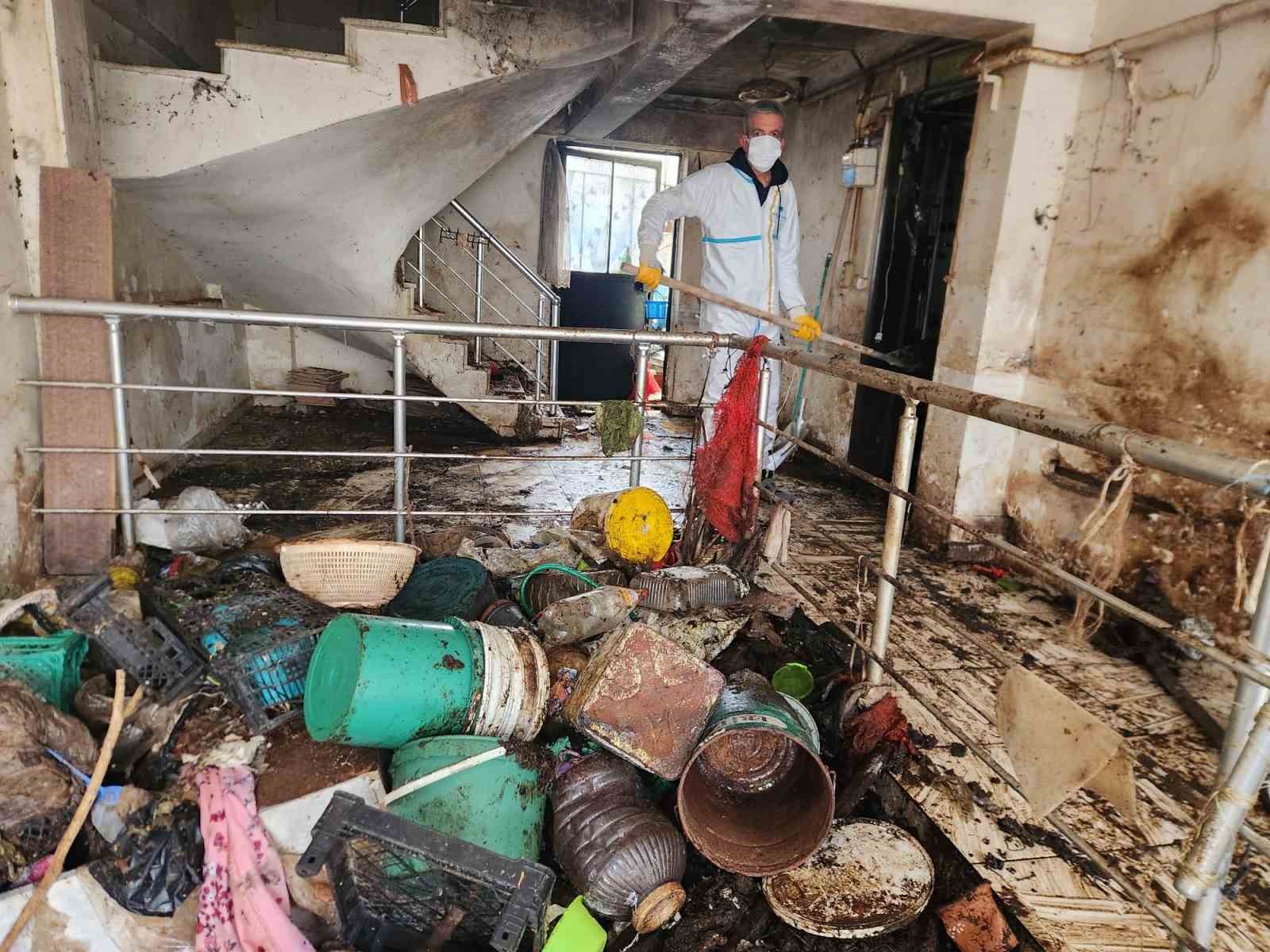 Görükle’de iki katlı çöp evden 9 kamyon çöp çıktı
