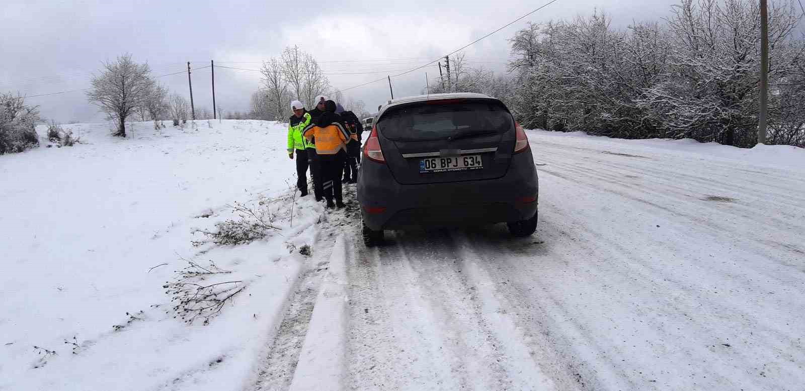 Göynük’te çalışan sağlık personelini taşıyan araç Mudurnu’da kaza yaptı
