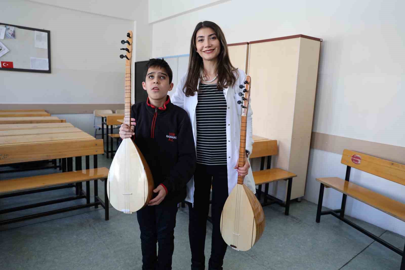 Gözleri görmeden hissederek çalıyor
