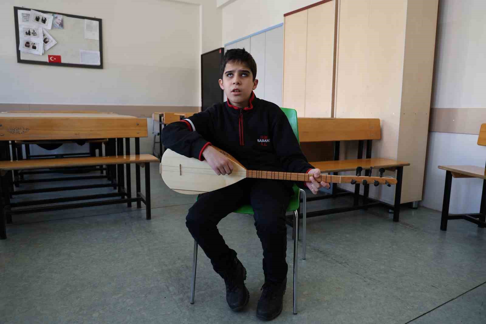 Gözleri görmeden hissederek çalıyor
