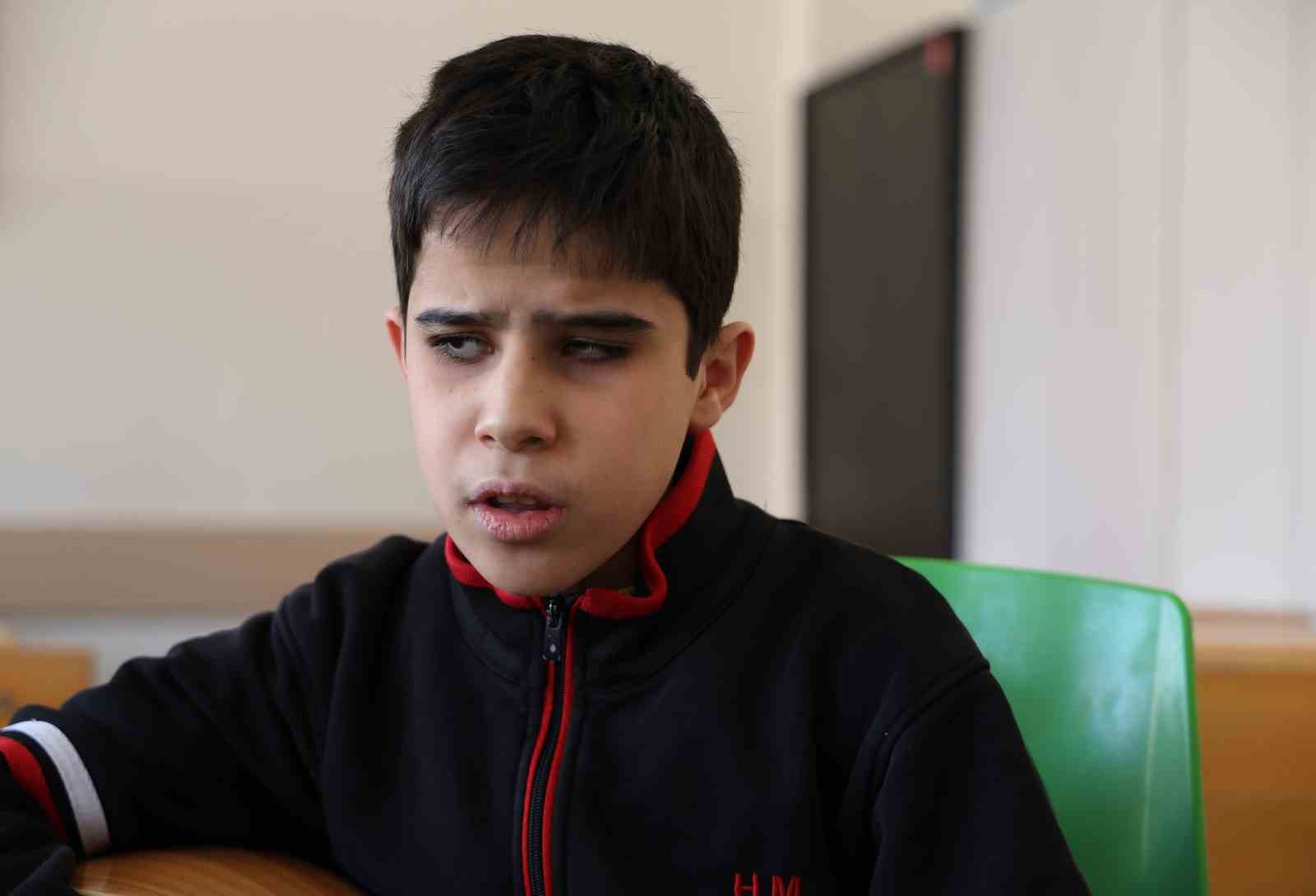 Gözleri görmeden hissederek çalıyor
