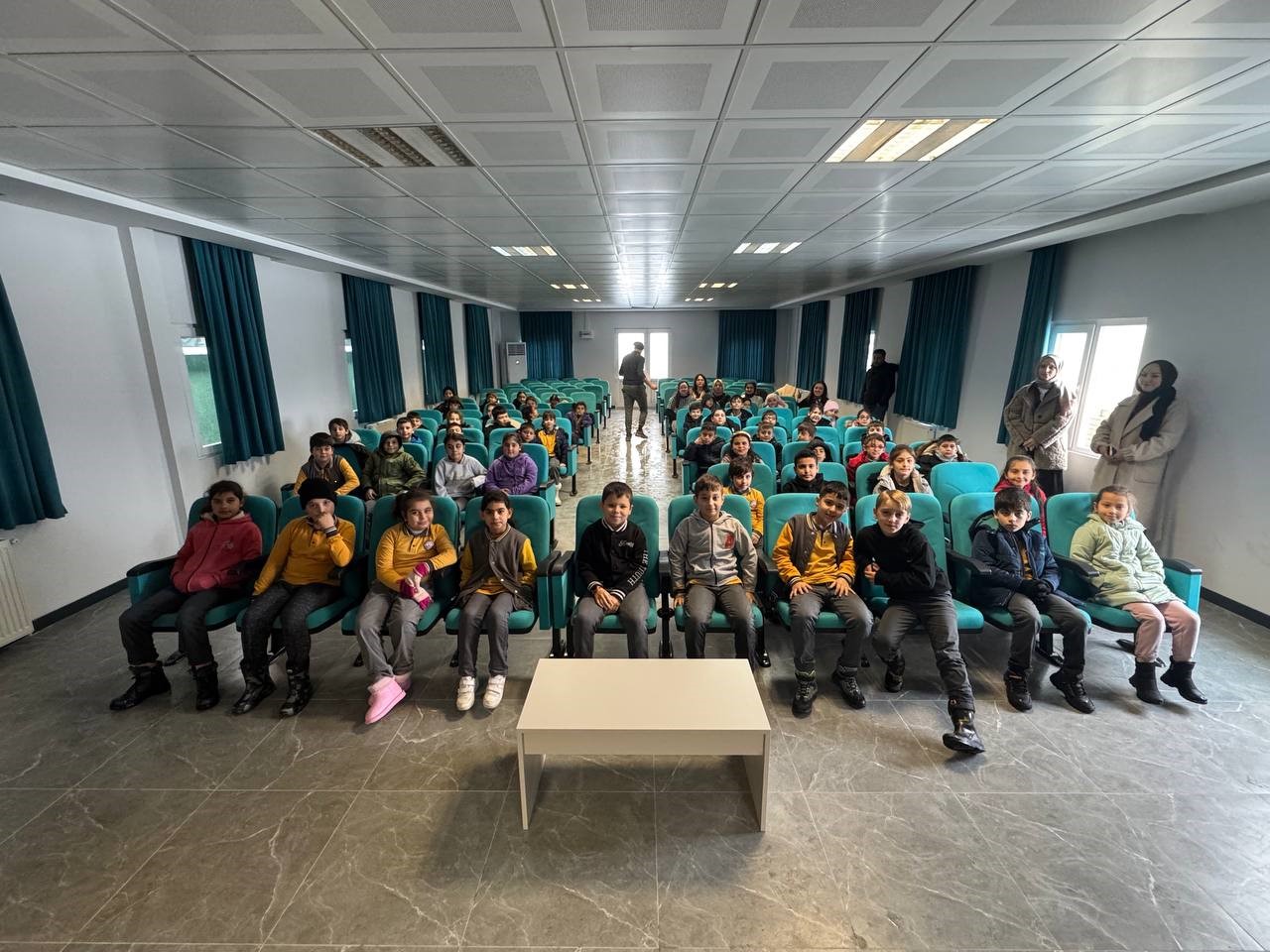 Gözlerini bağlayıp su doldurdular: Öğrencilere ’Beyaz Baston’ farkındalığı
