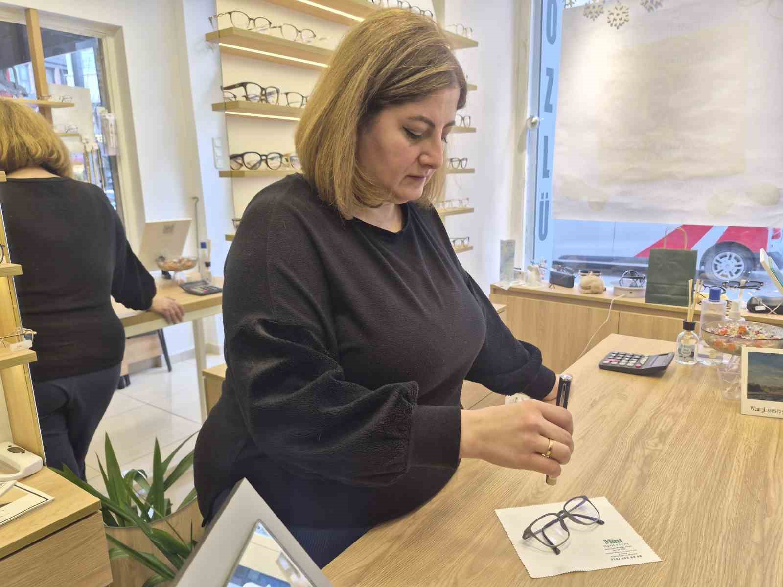 Gözlük uzmanından dijital ekran bağımlılığına karşı orijinal cam ve doğru filtreleme uyarısı
