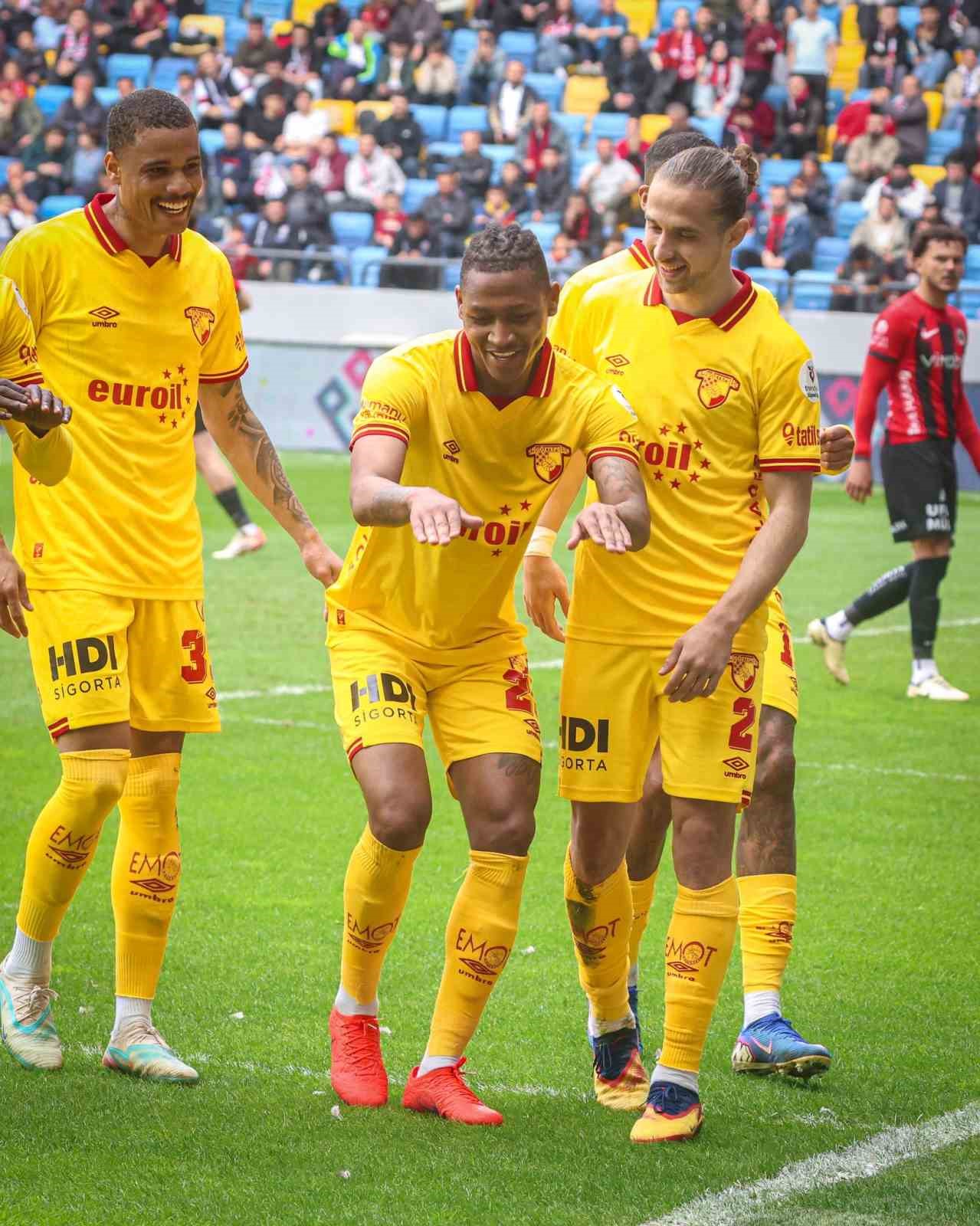 Göztepe, 6 haftalık galibiyet hasretine son verdi
Göztepe, 6 haftalık galibiyet hasretine son verdi