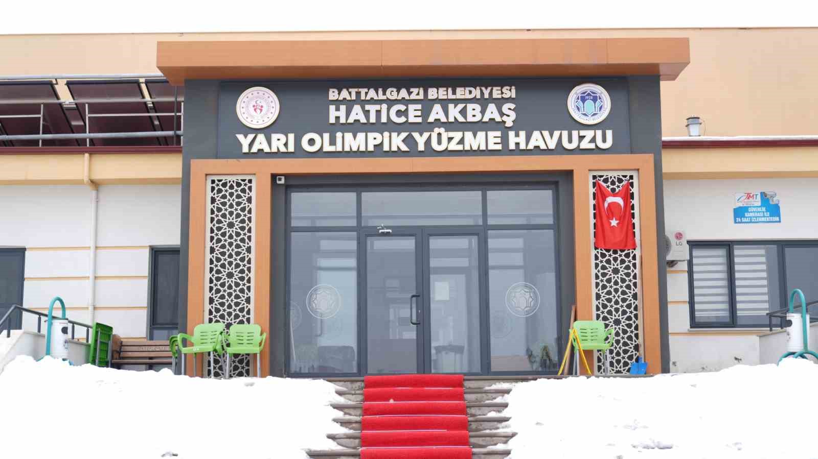 Göztepe Hatice Akbaş Yarı Olimpik Yüzme Havuzu’nda yeni dönem eğitimleri
