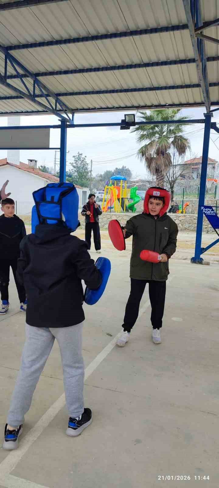 GSB Gençlik Kış Kulübü Esentepe’de çocuklarla buluştu
