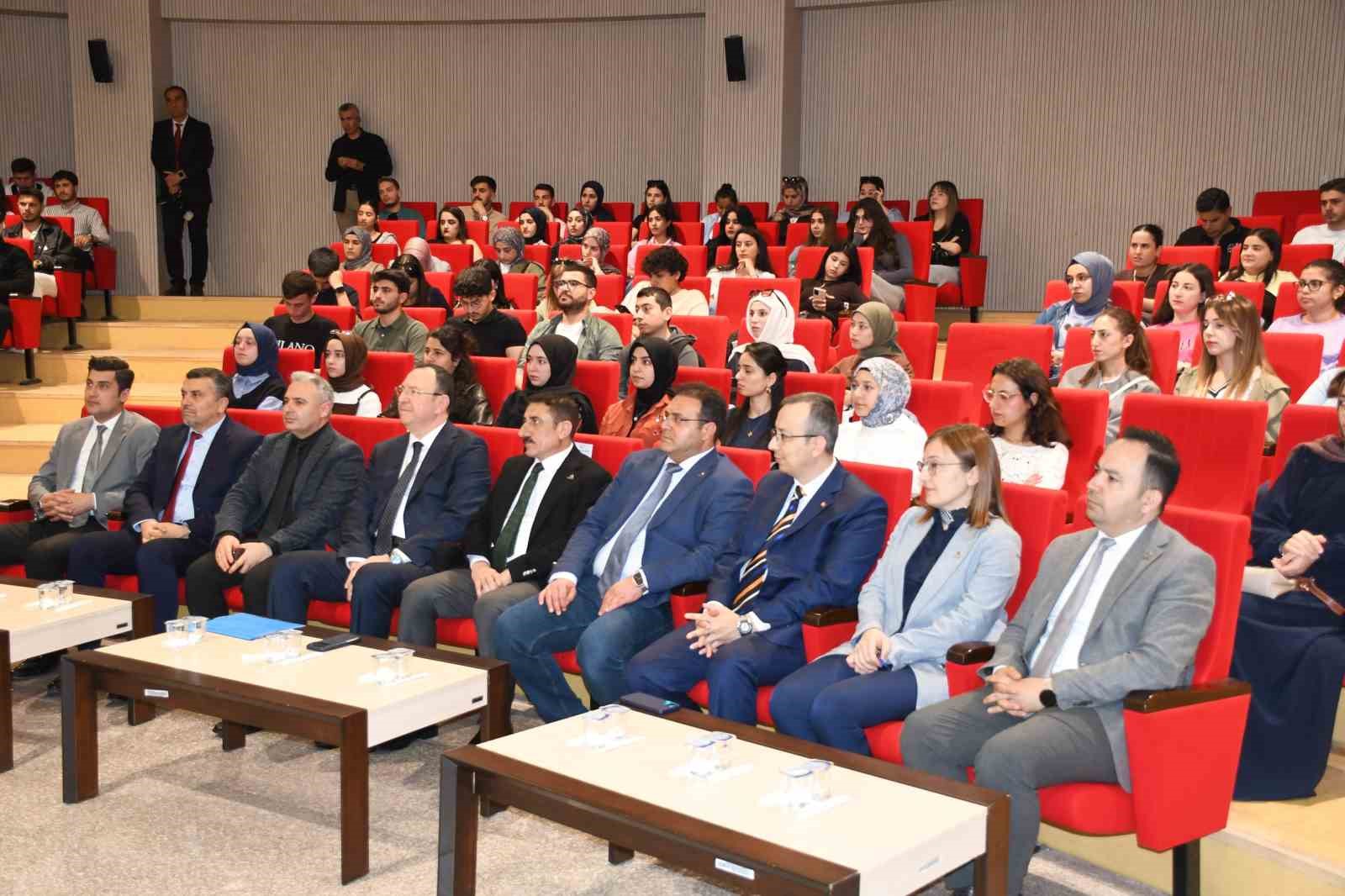 Gülsan Holding Yönetim Kurulu Başkanı Mustafa Topçuoğlu, Kilis’te Üniversitelilerle buluştu
