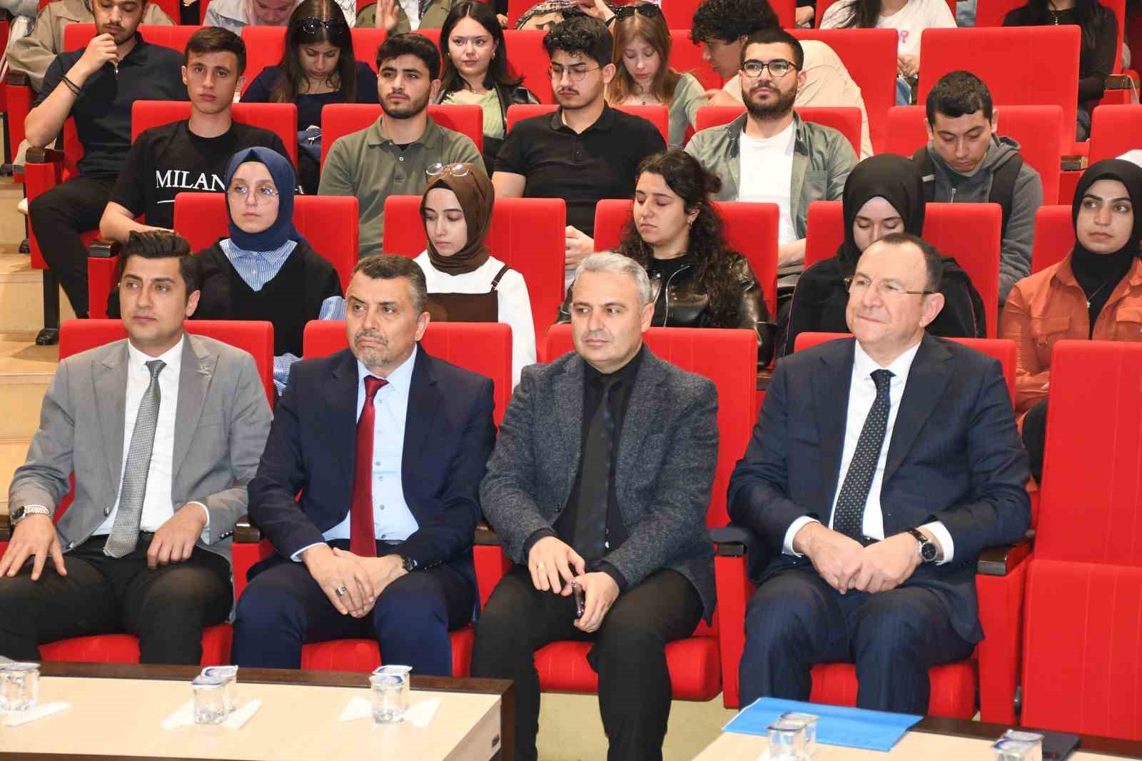 Gülsan Holding Yönetim Kurulu Başkanı Mustafa Topçuoğlu, Kilis’te Üniversitelilerle buluştu
