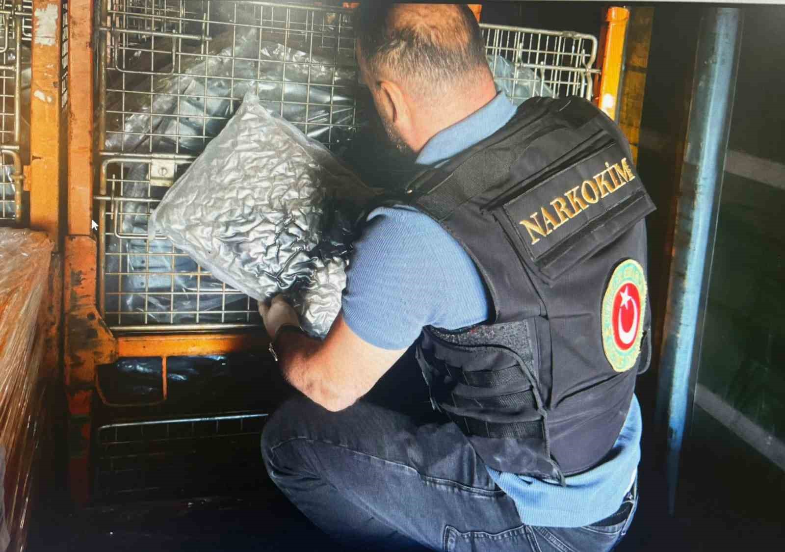Gümrükler Muhafaza ekipleri piyasa değeri 378 milyon olan 420 kilo uyuşturucu madde yakaladı
