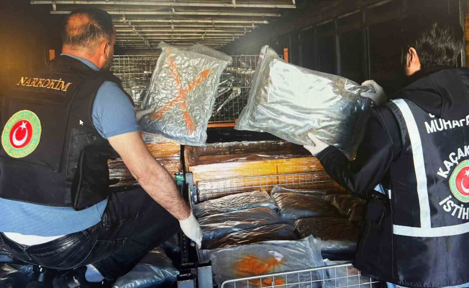 Gümrükler Muhafaza ekipleri piyasa değeri 378 milyon olan 420 kilo uyuşturucu madde yakaladı
