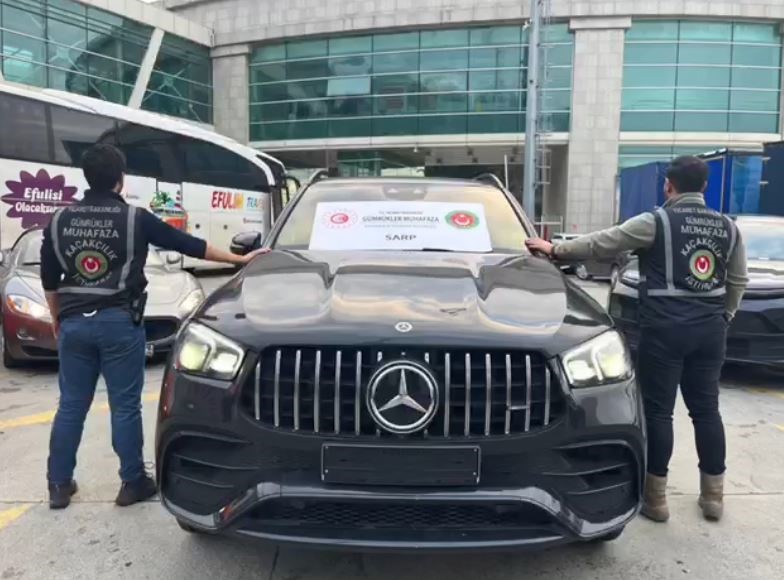 Gümrükten usulsüz geçirilen 65 lüks araca el konuldu: 22 gözaltı
