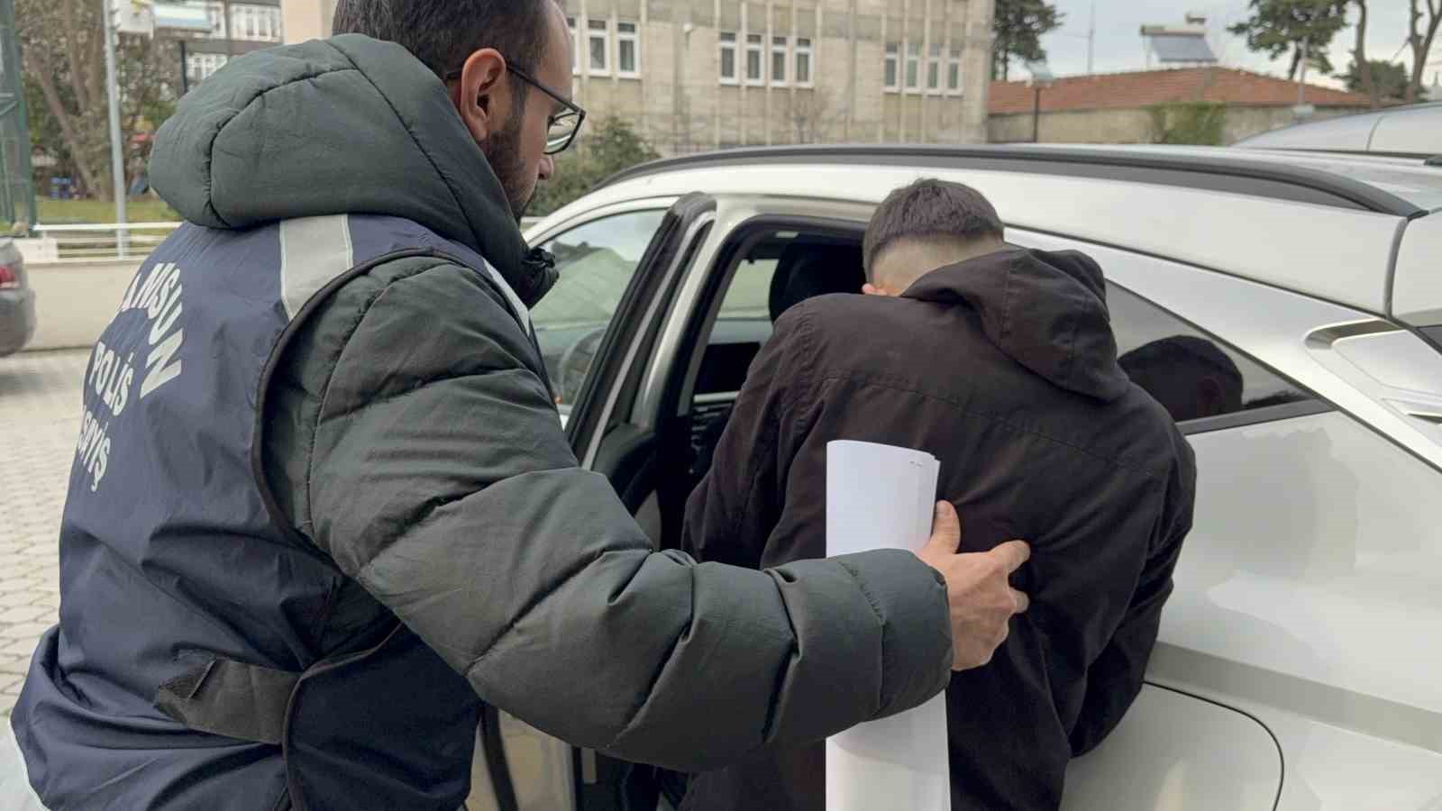 Gümüşçünün vitrin camını kırıp altın zannettiği bilezikleri çaldı
