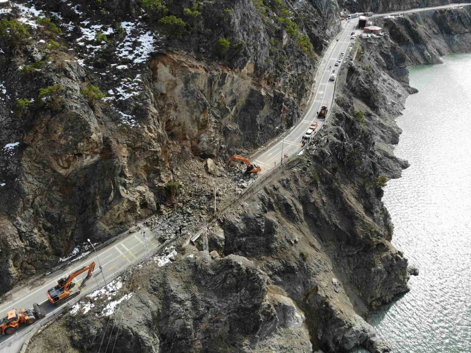 Gümüşhane - Giresun kara yolunu kapatan heyelan havadan görüntülendi
