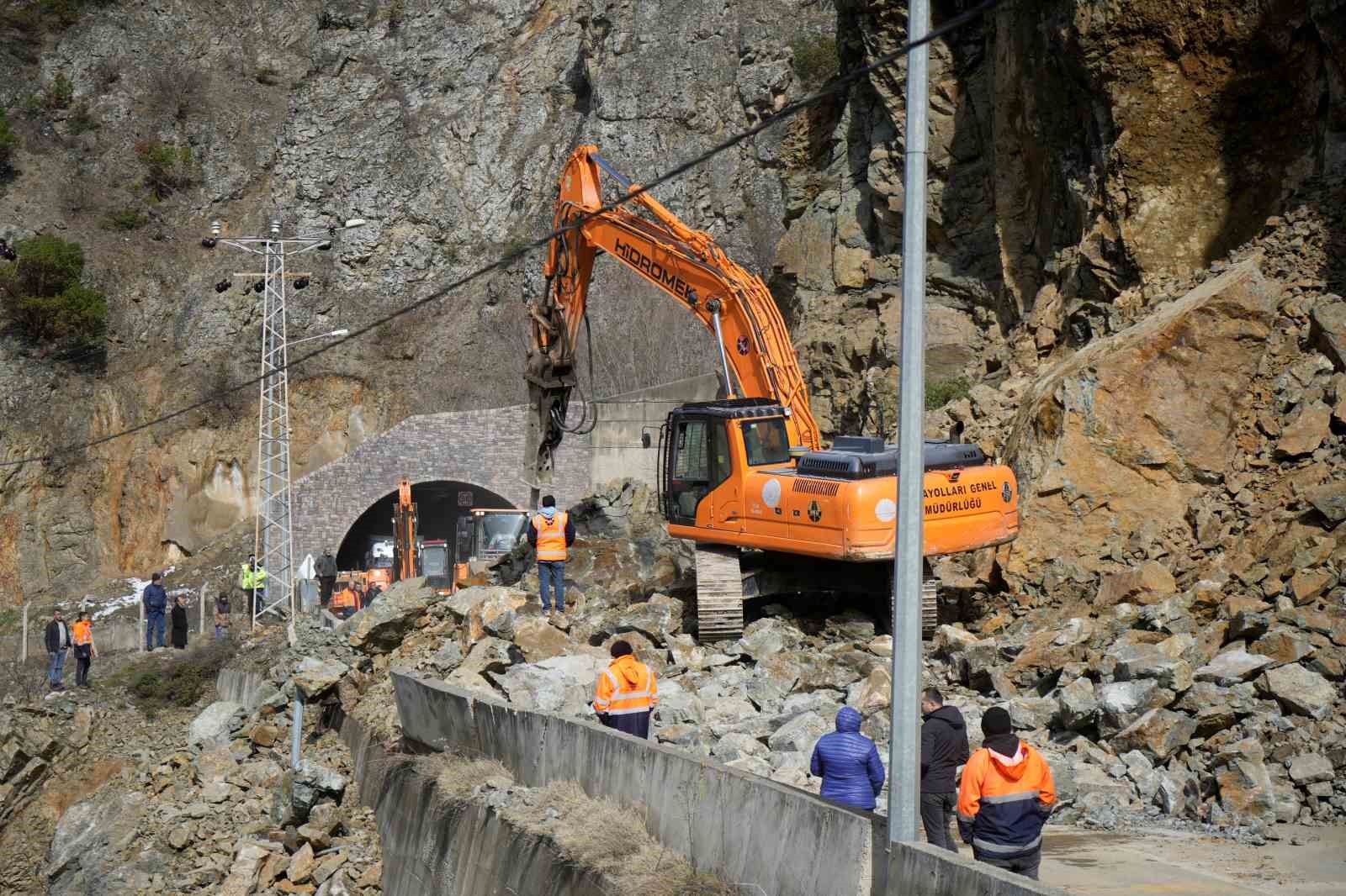 Gümüşhane - Giresun kara yolunu kapatan heyelan havadan görüntülendi

