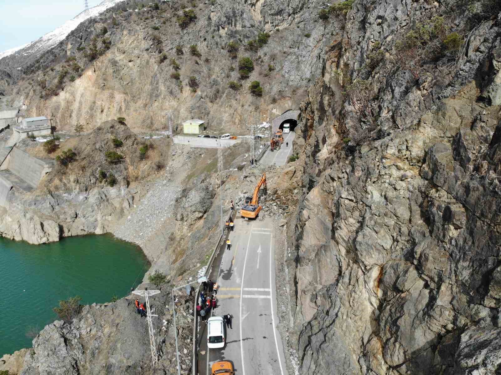 Gümüşhane - Giresun kara yolunu kapatan heyelan havadan görüntülendi

