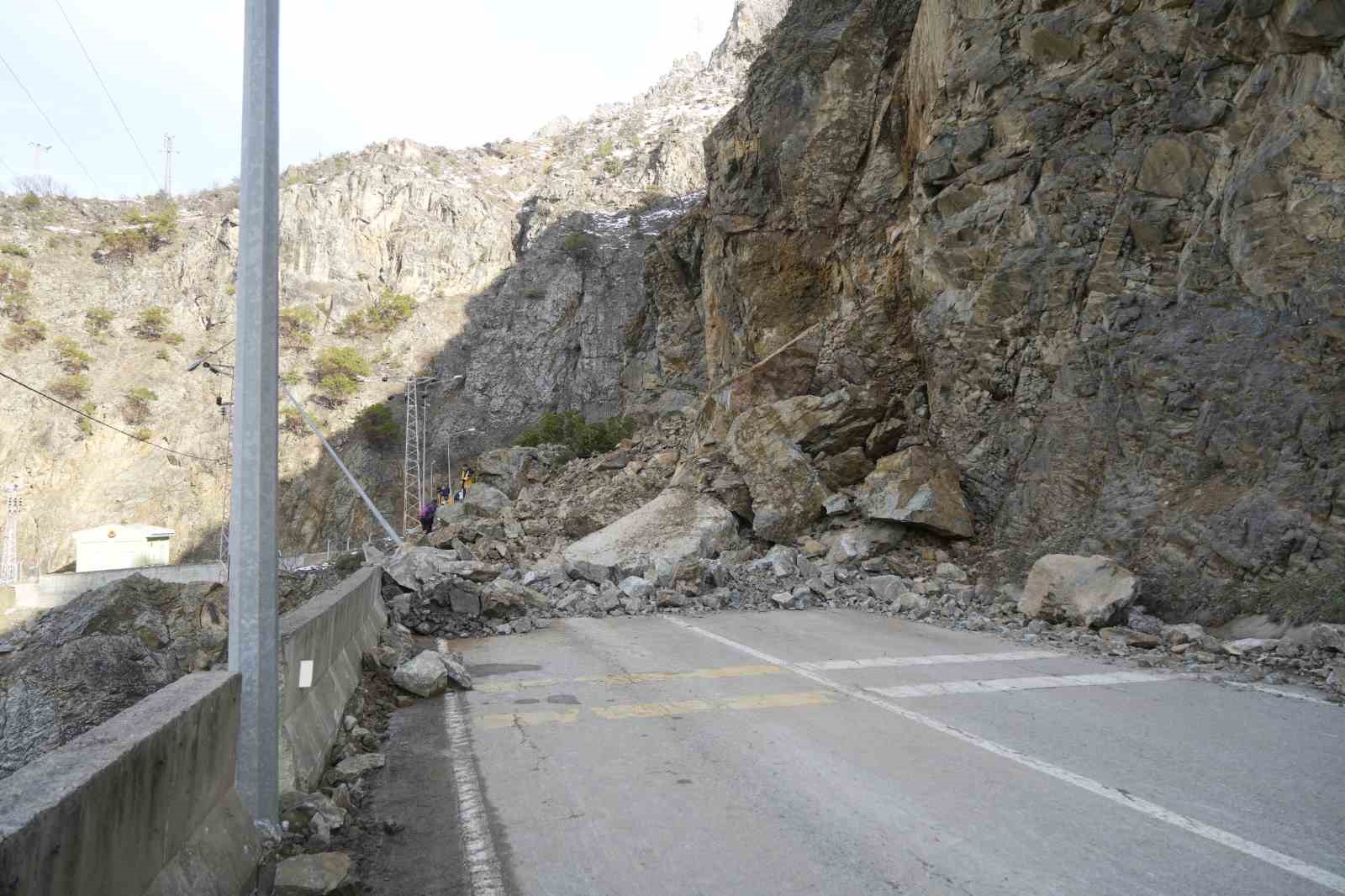 Gümüşhane-Giresun karayolu heyelan nedeniyle ulaşıma kapandı
