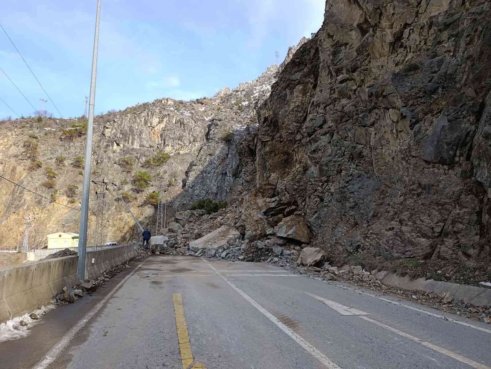 Gümüşhane-Giresun karayolu heyelan nedeniyle ulaşıma kapandı

