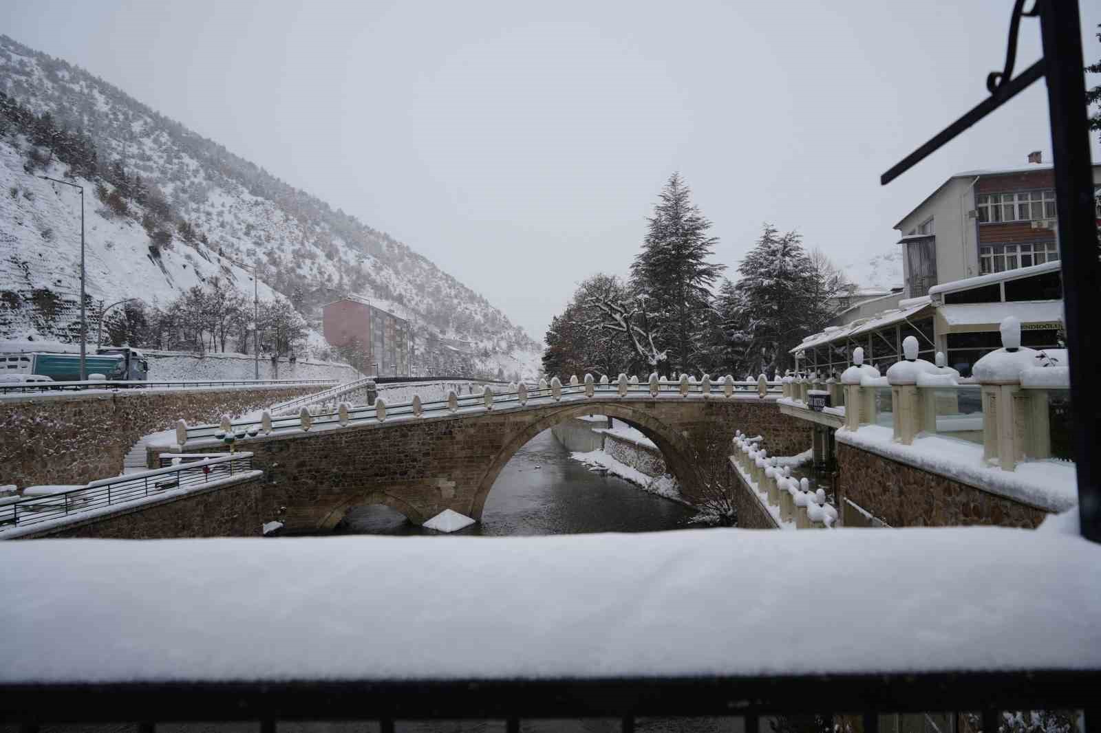 Gümüşhane kente merkezinde kar kalınlığı 30 santimetreye ulaştı
