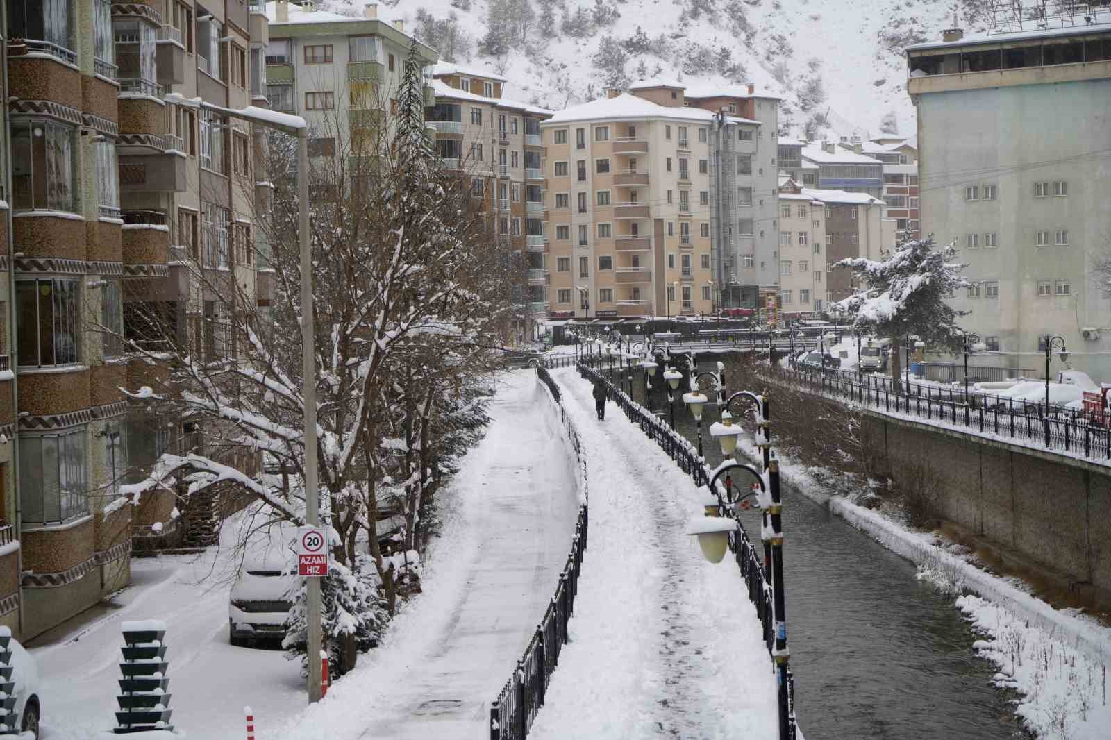 Gümüşhane kente merkezinde kar kalınlığı 30 santimetreye ulaştı
