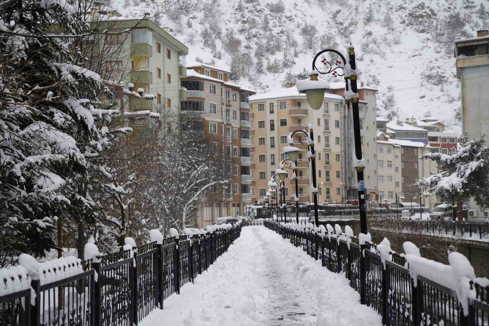 Gümüşhane kente merkezinde kar kalınlığı 30 santimetreye ulaştı
