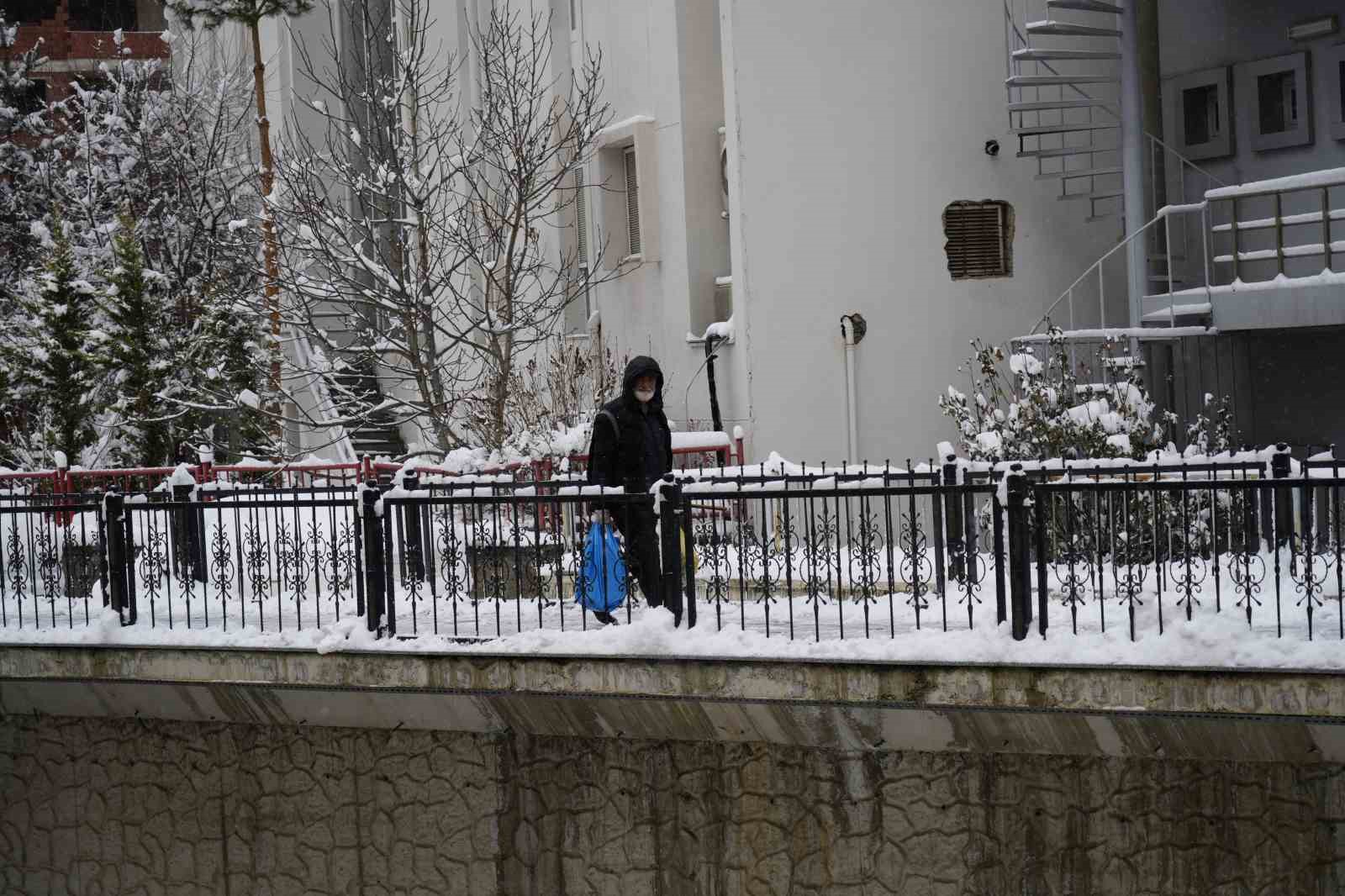Gümüşhane kente merkezinde kar kalınlığı 30 santimetreye ulaştı
