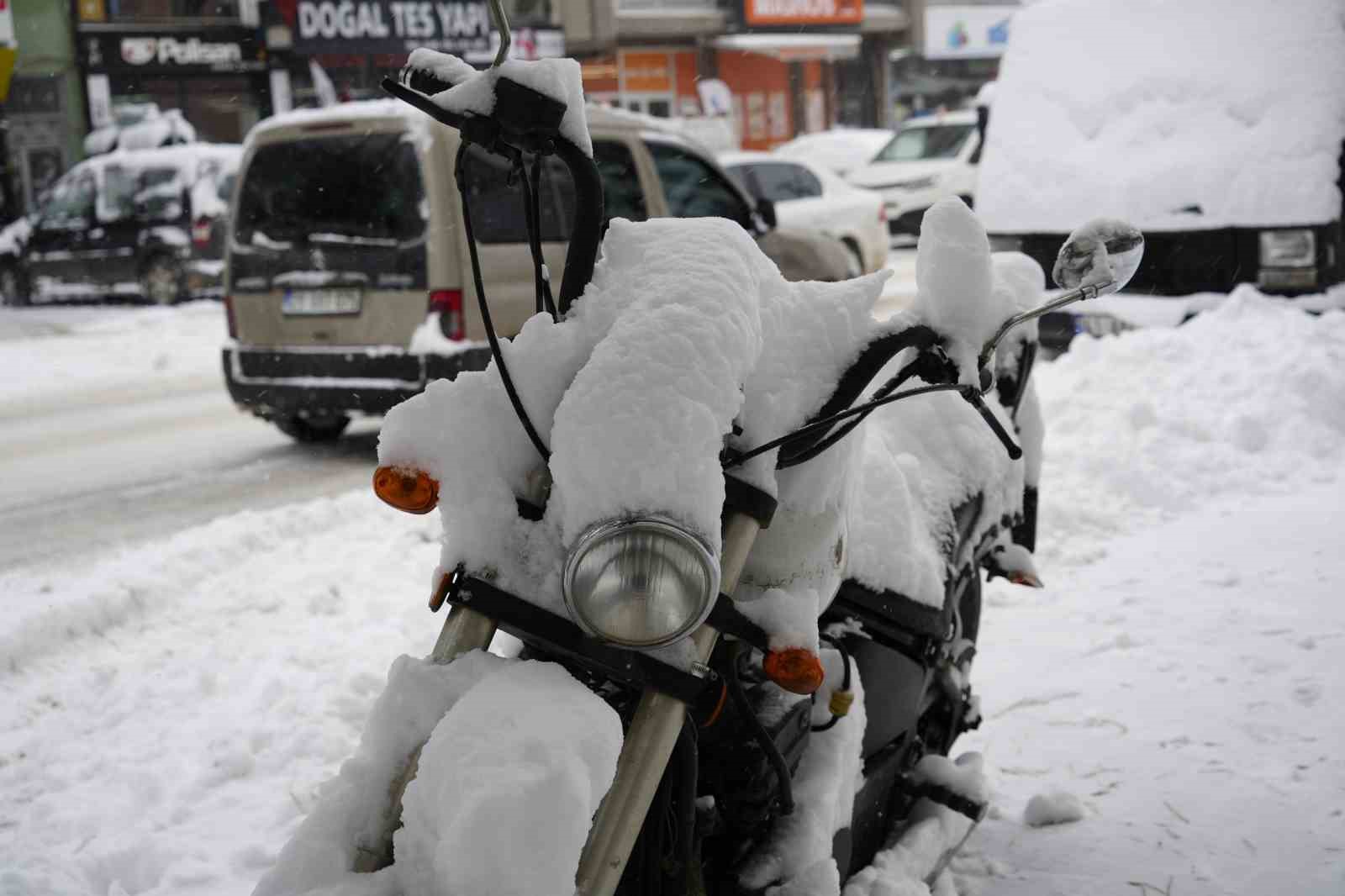 Gümüşhane kente merkezinde kar kalınlığı 30 santimetreye ulaştı
