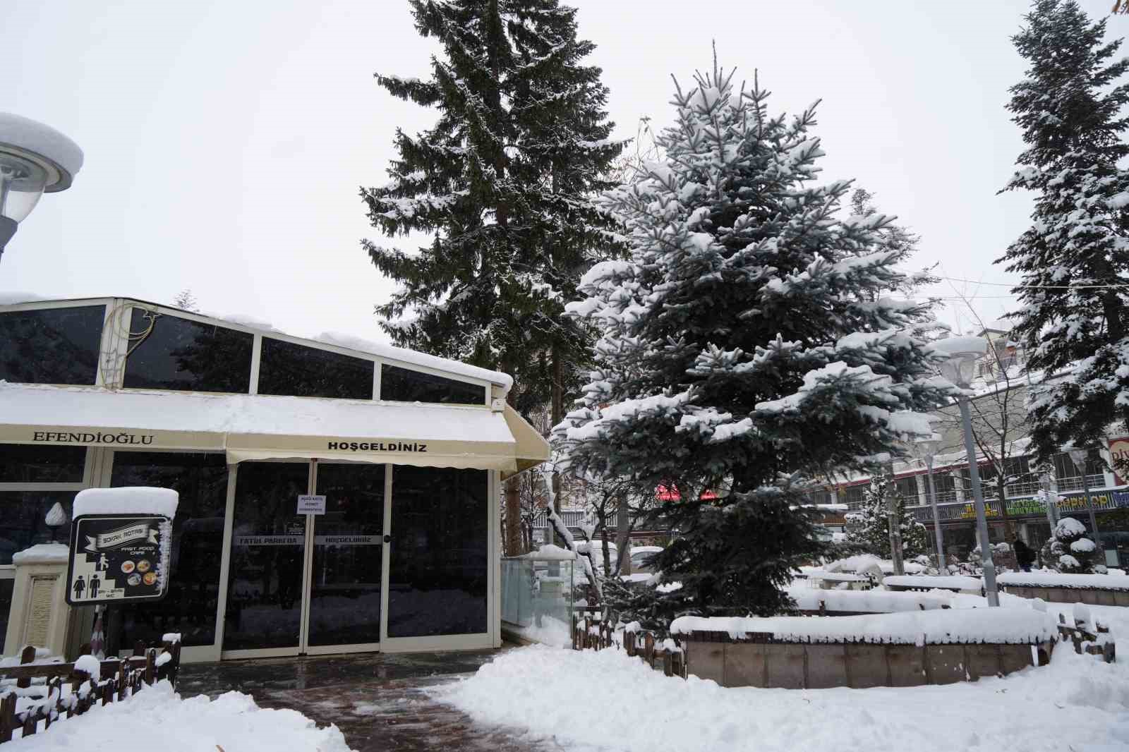 Gümüşhane kente merkezinde kar kalınlığı 30 santimetreye ulaştı
