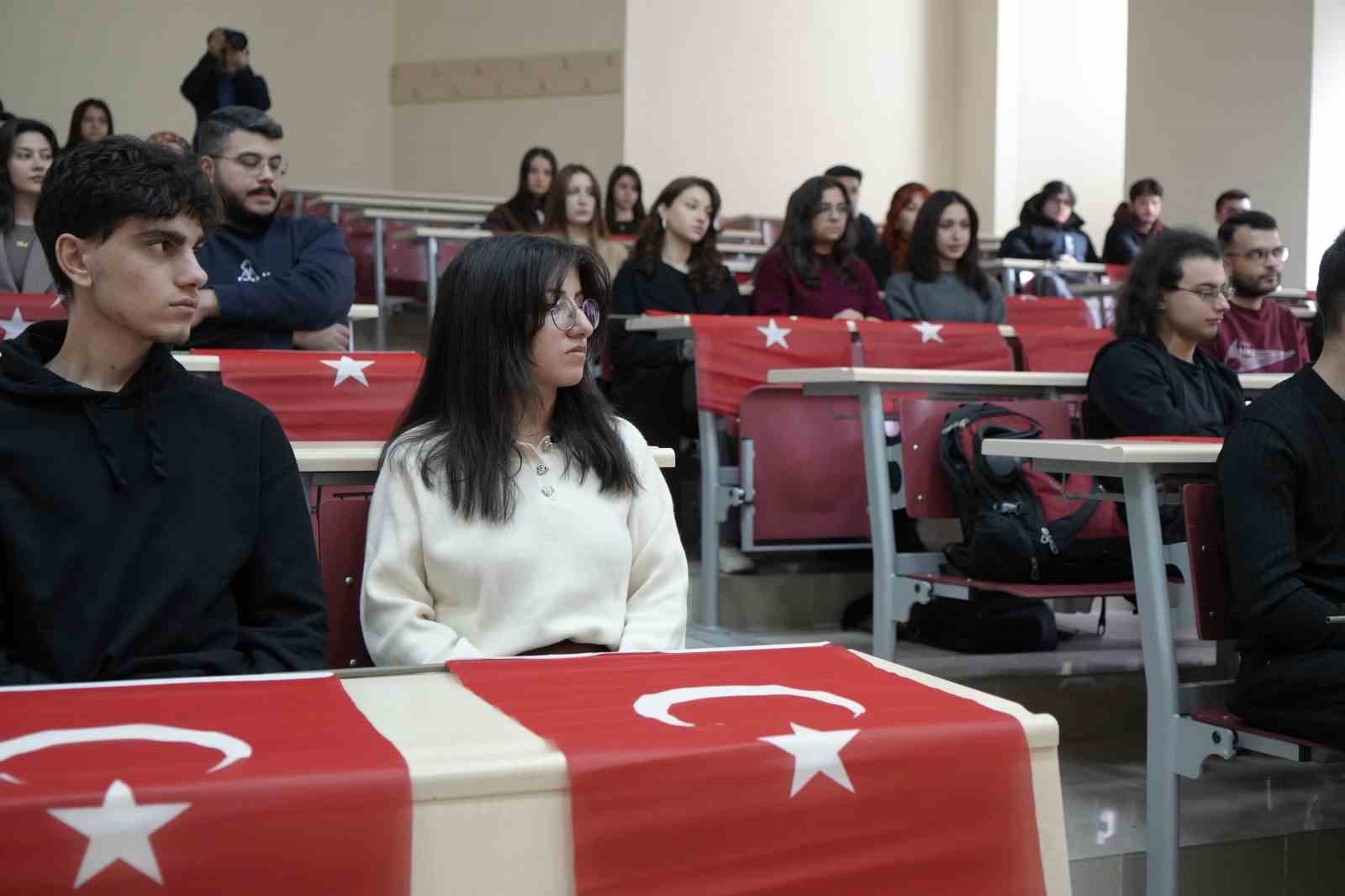 Gümüşhane Üniversitesi’nde ilk ders Türk Bayrağı’na ayrıldı
