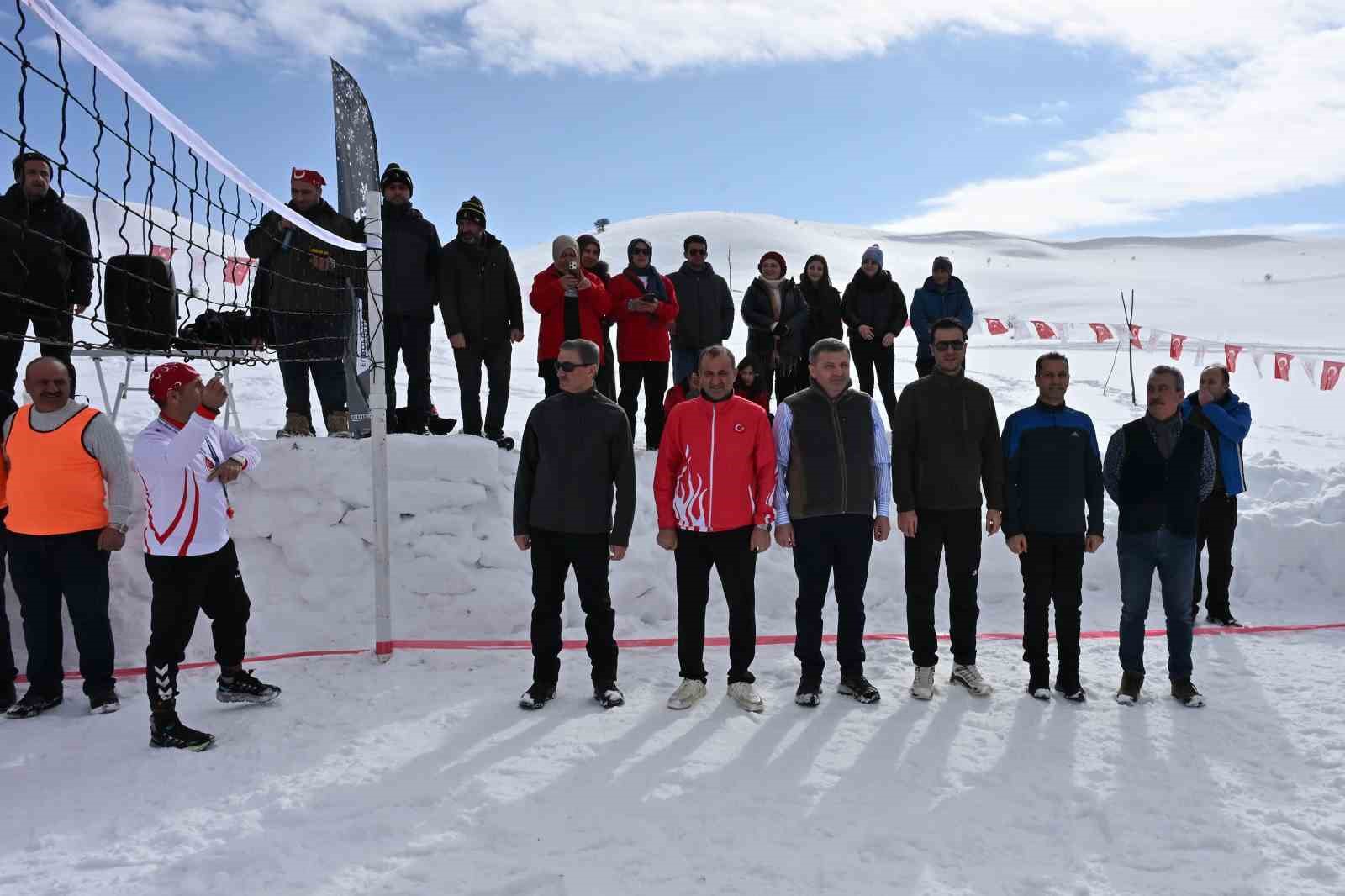 Gümüşhane’de 33. Kar Voleybolu Şenliği Ahmet Çalık anısına düzenlendi
