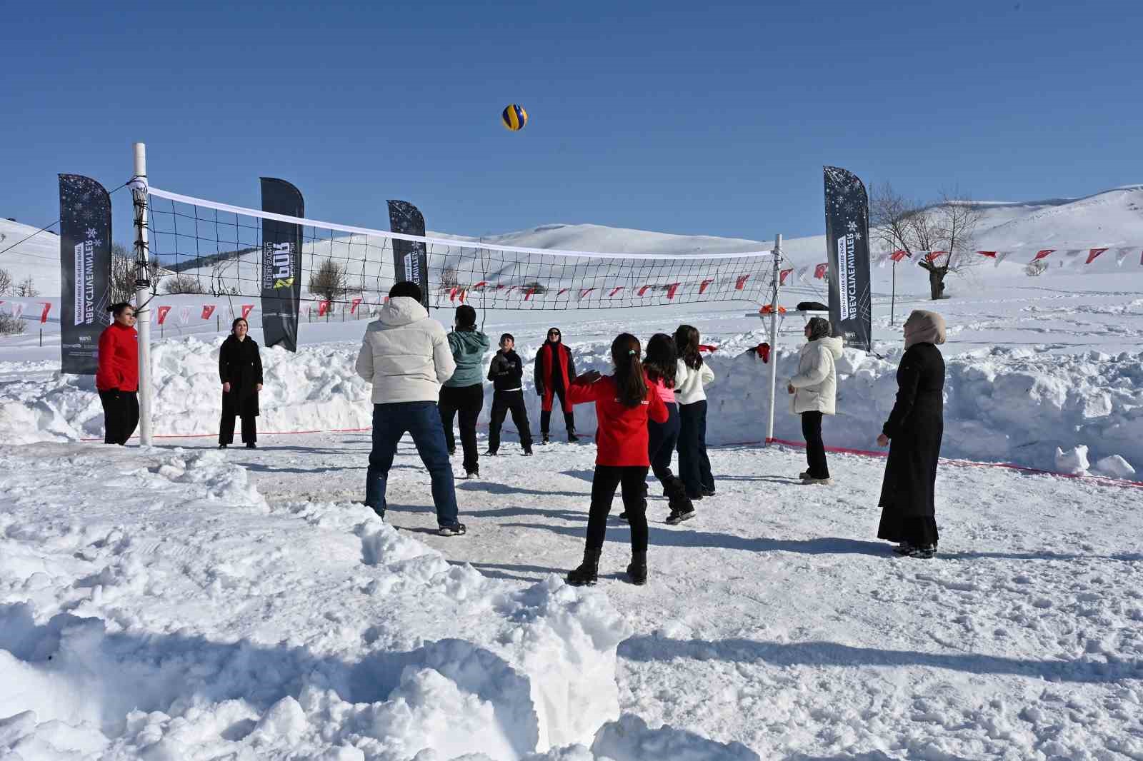Gümüşhane’de 33. Kar Voleybolu Şenliği Ahmet Çalık anısına düzenlendi
