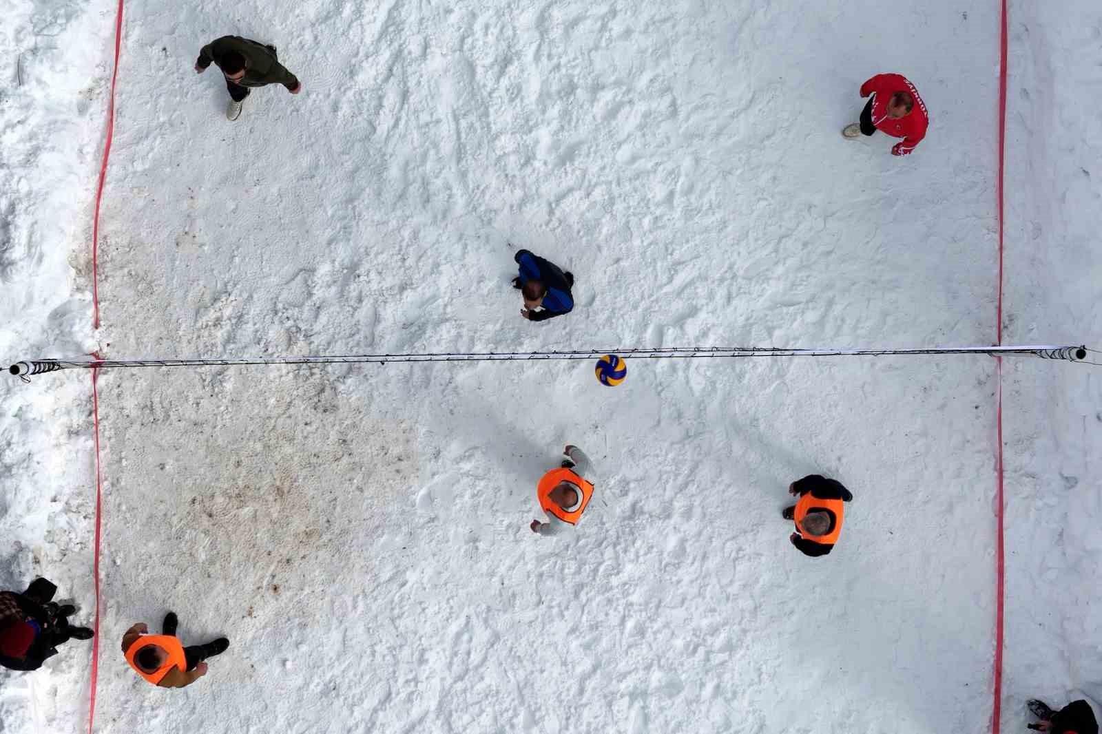 Gümüşhane’de 33. Kar Voleybolu Şenliği Ahmet Çalık anısına düzenlendi
