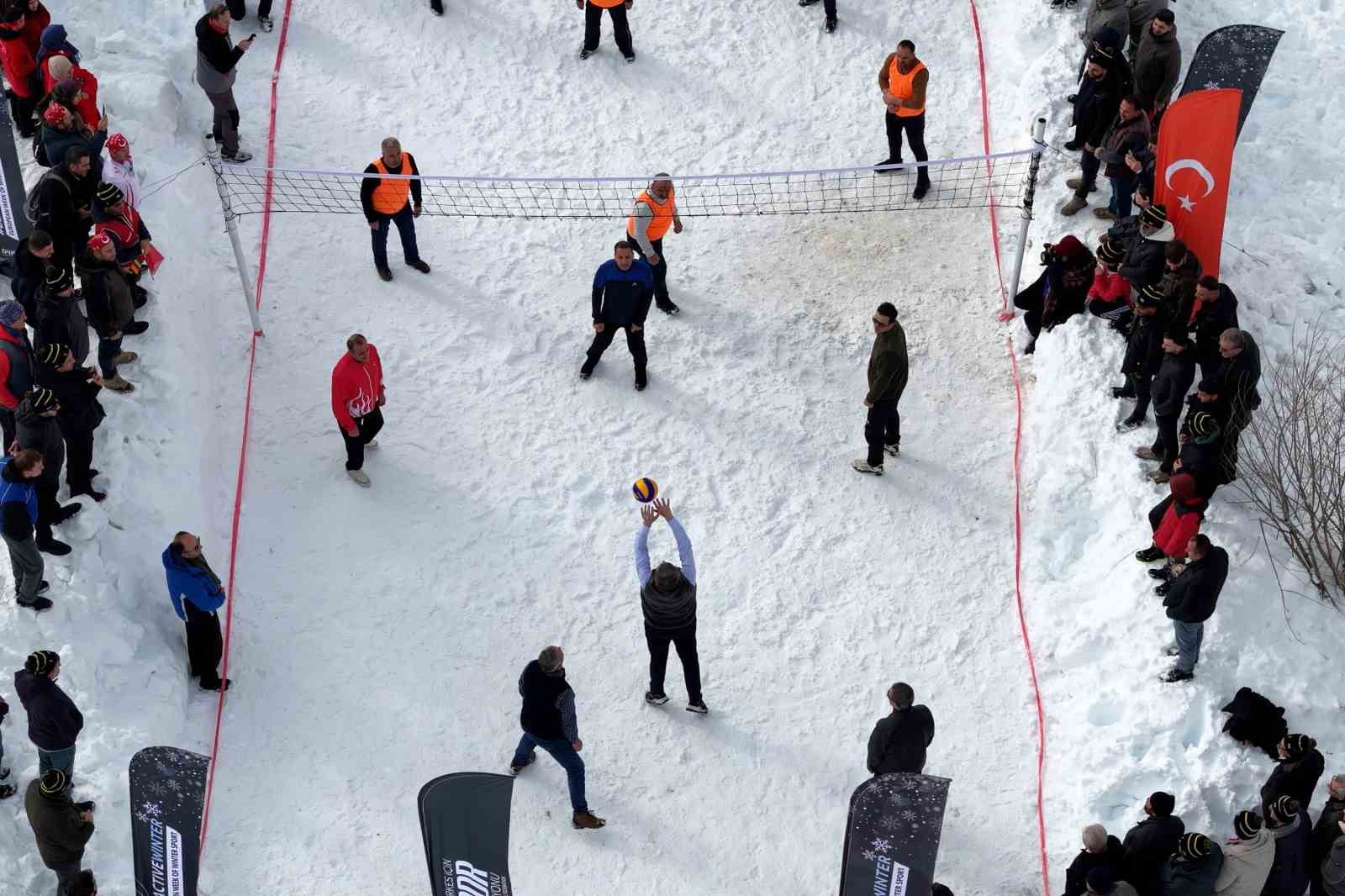 Gümüşhane’de 33. Kar Voleybolu Şenliği Ahmet Çalık anısına düzenlendi
